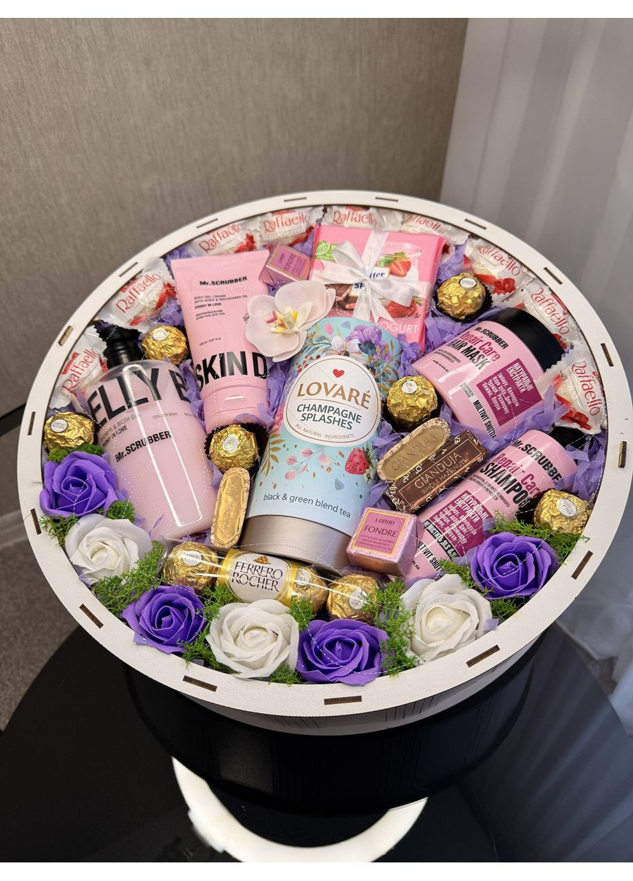 Подарунковий бокс для жінки з косметикою Mr.Scrubber, чаєм Lovare та цукерками Raffaello, 40×9 см No Brand (366299941)