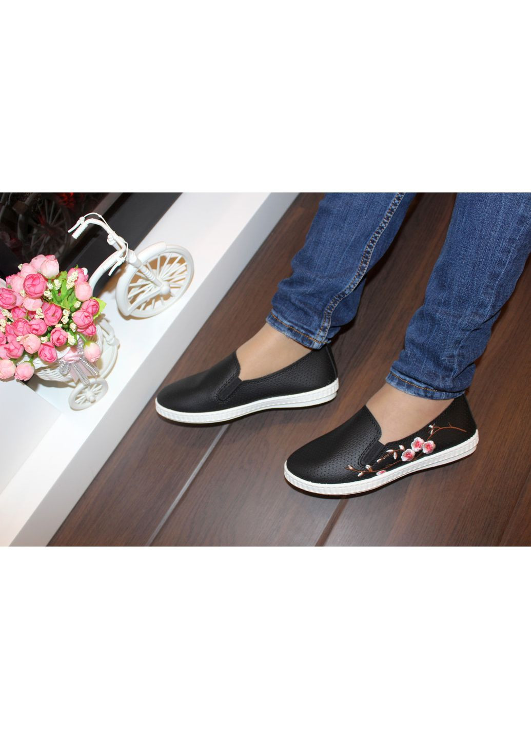 Черные слипоны женские черные с вышивкой No Brand с вышивкой, с перфорацией, без декора однотонные