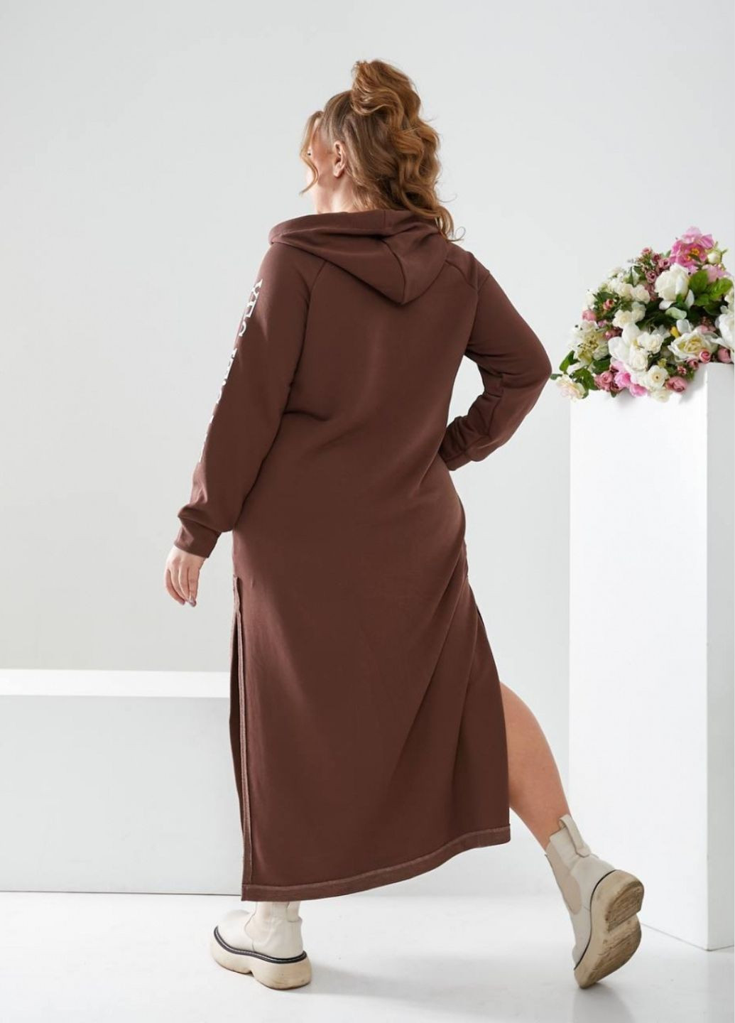 Светло-коричневое повседневный однотонное платье-худы с вырезом платье-худи No Brand однотонное