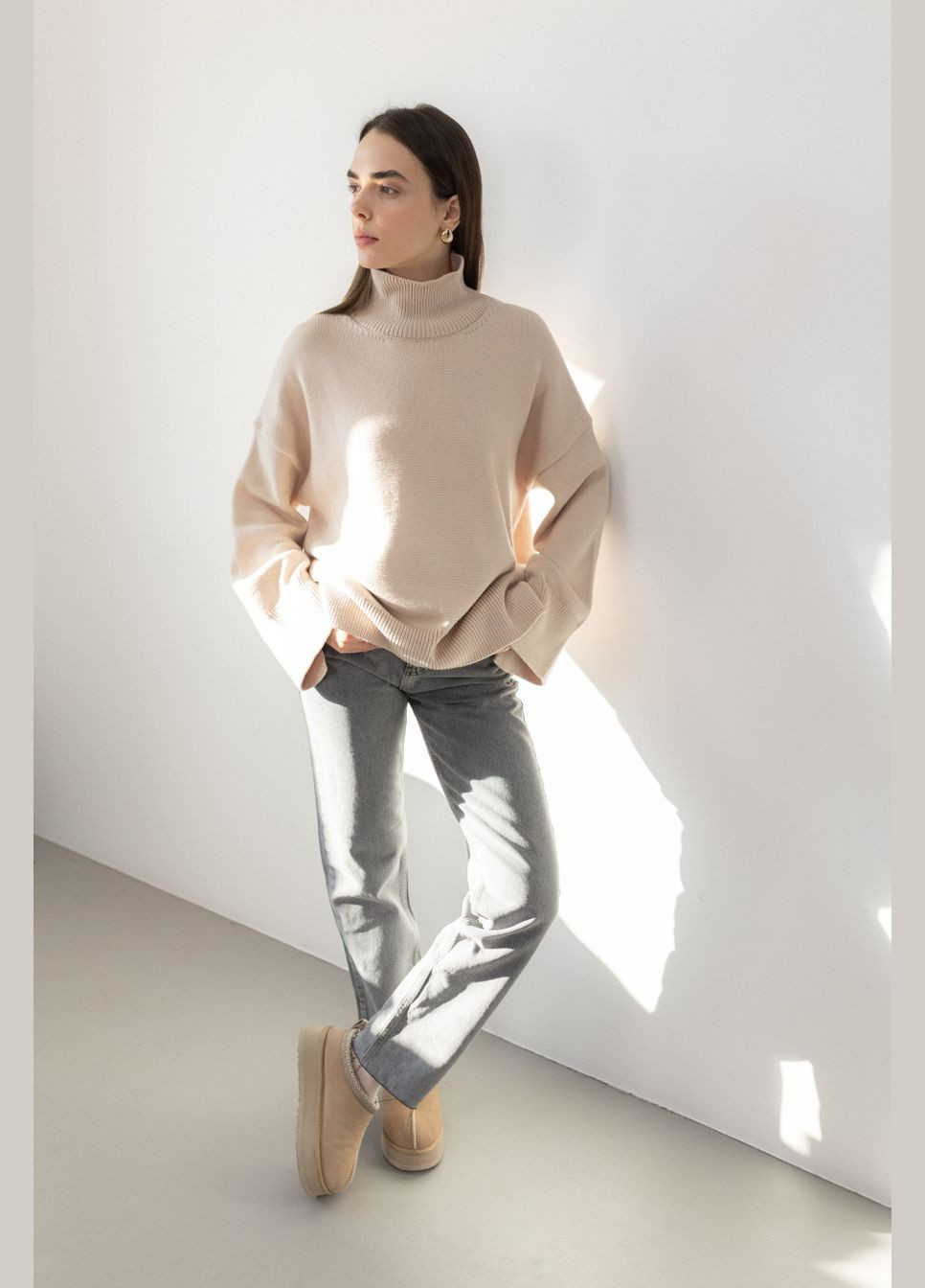 Бежевий демісезонний светр в'язаний з високою горловиною s004 джемпер Twice