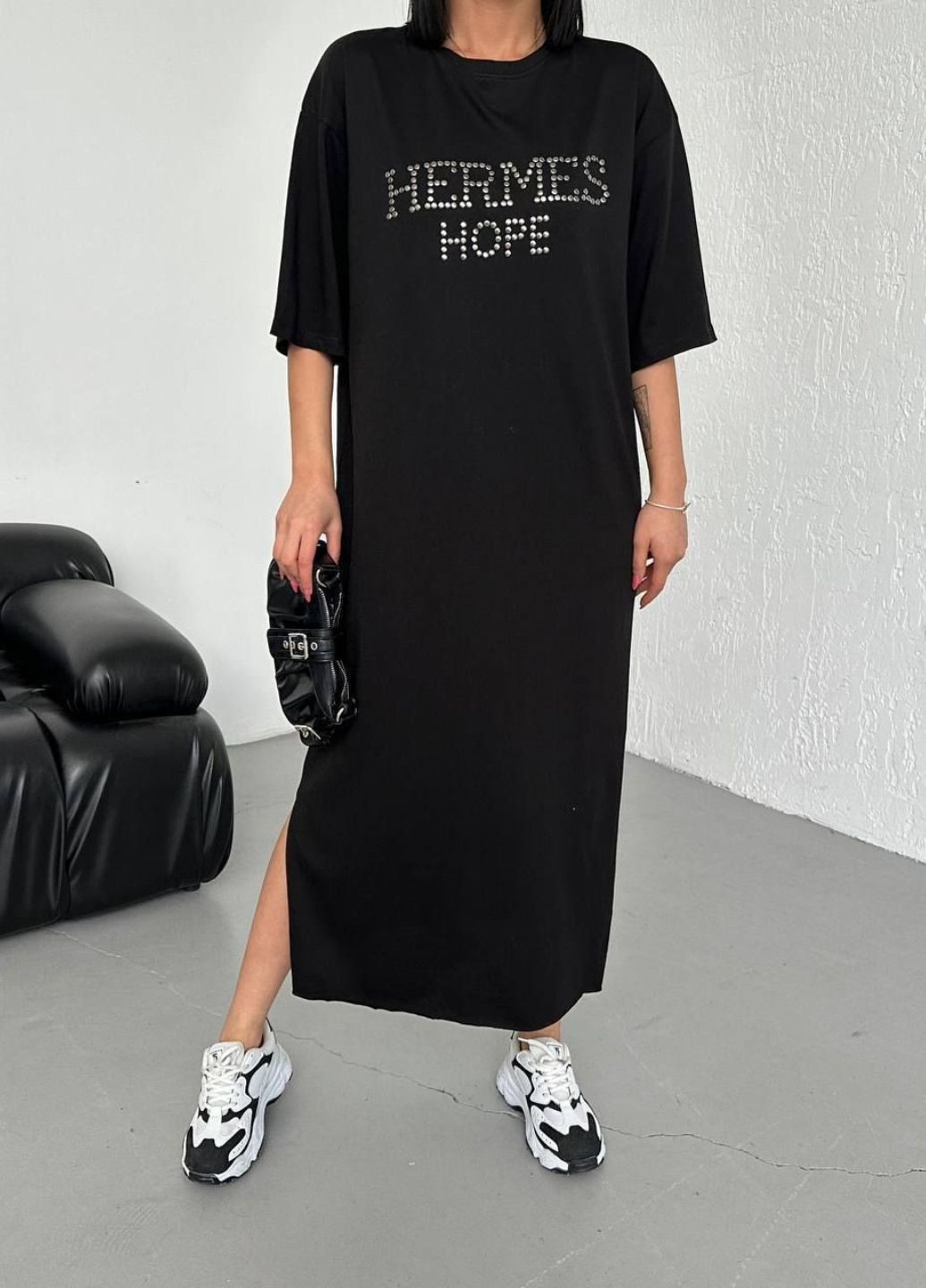 Черное повседневный удлиненное платье-футболка с надписью платье-футболка No Brand однотонное