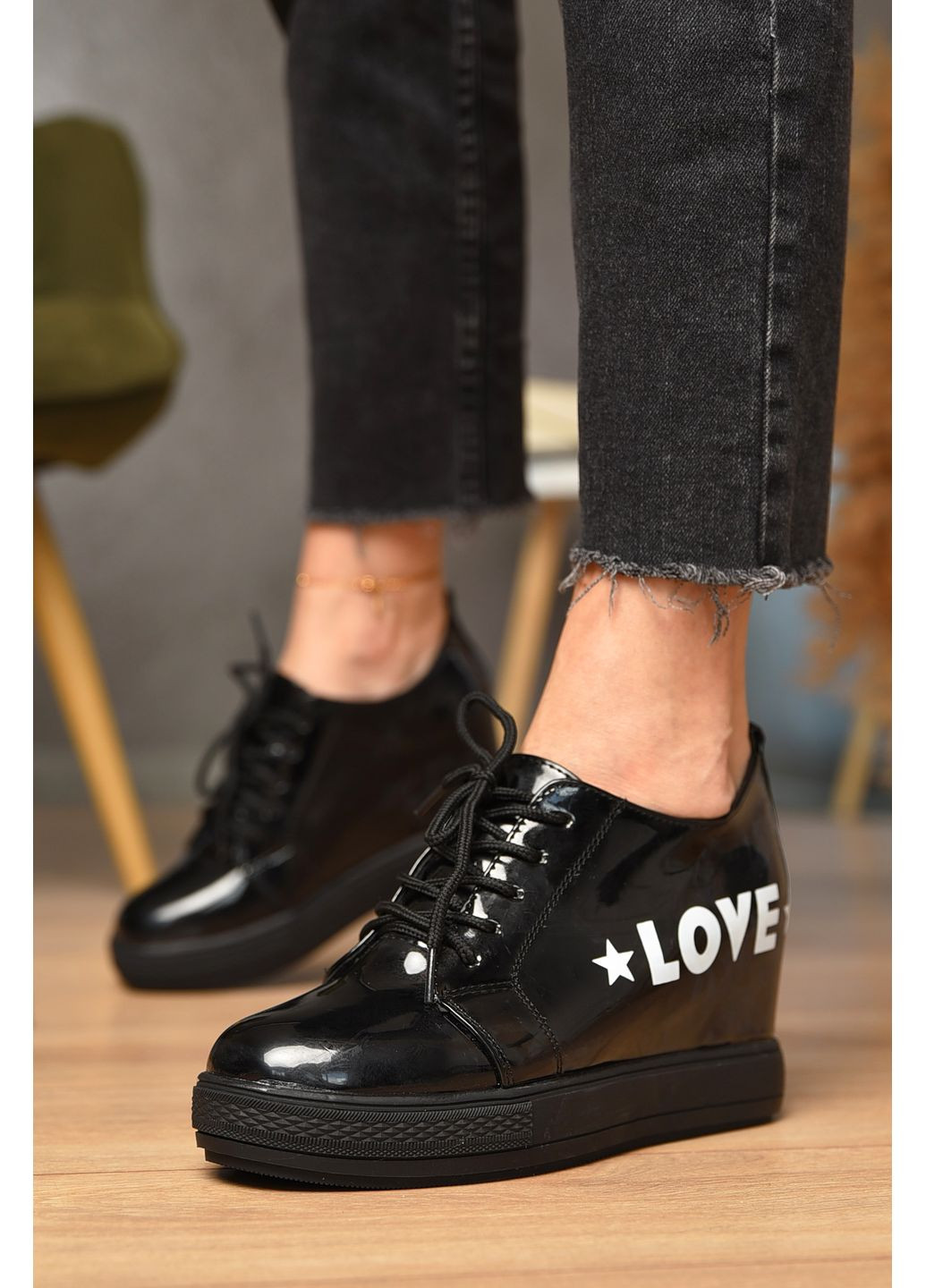 Let's Shop Туфлі-снікерси жіночі демісезонні чорного кольору сліпери чорний з штучна шкіра, україна — демісезон (349444159)