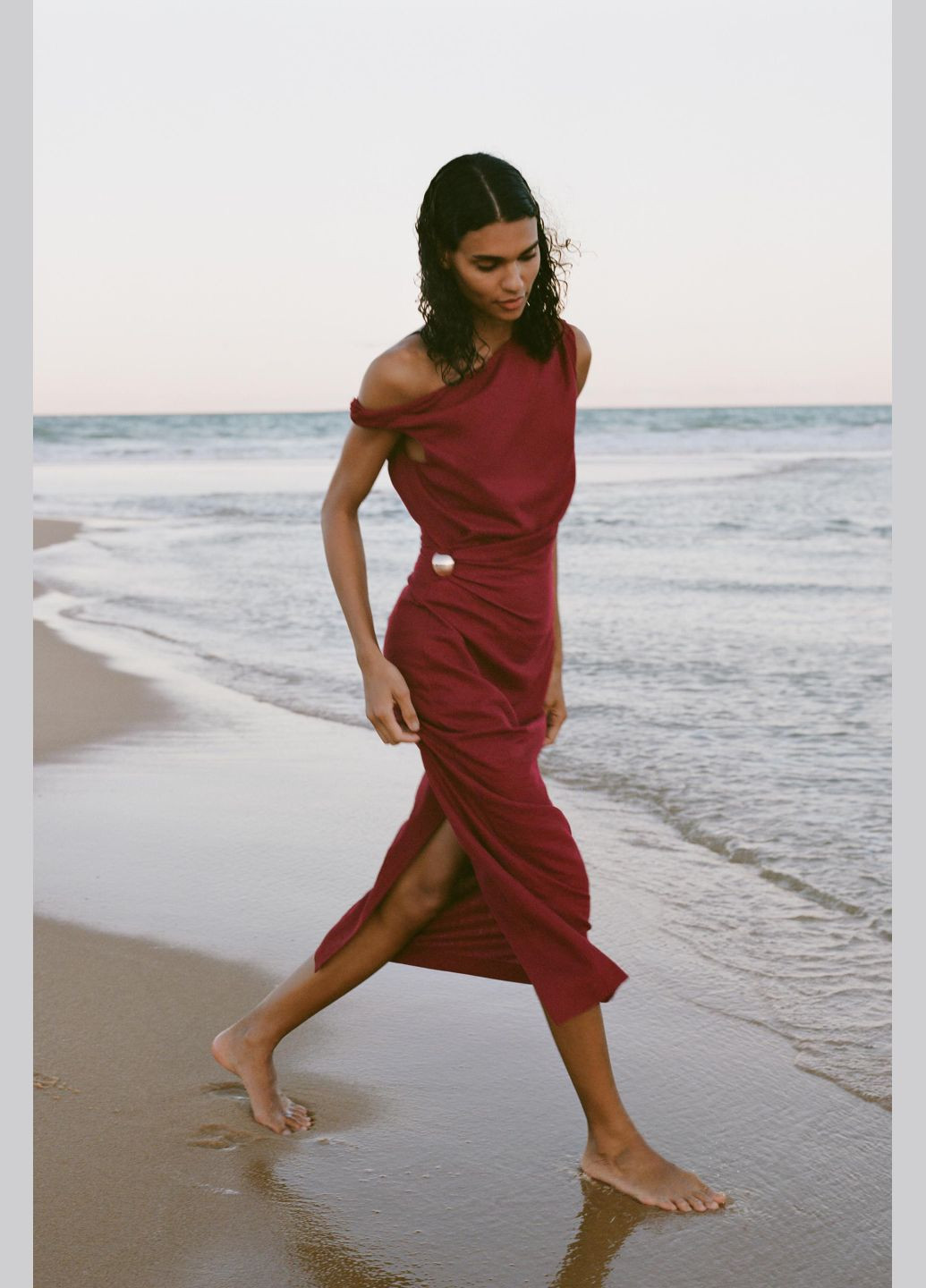 Темно-червона драпирована сукня середньої довжини з льоном Zara