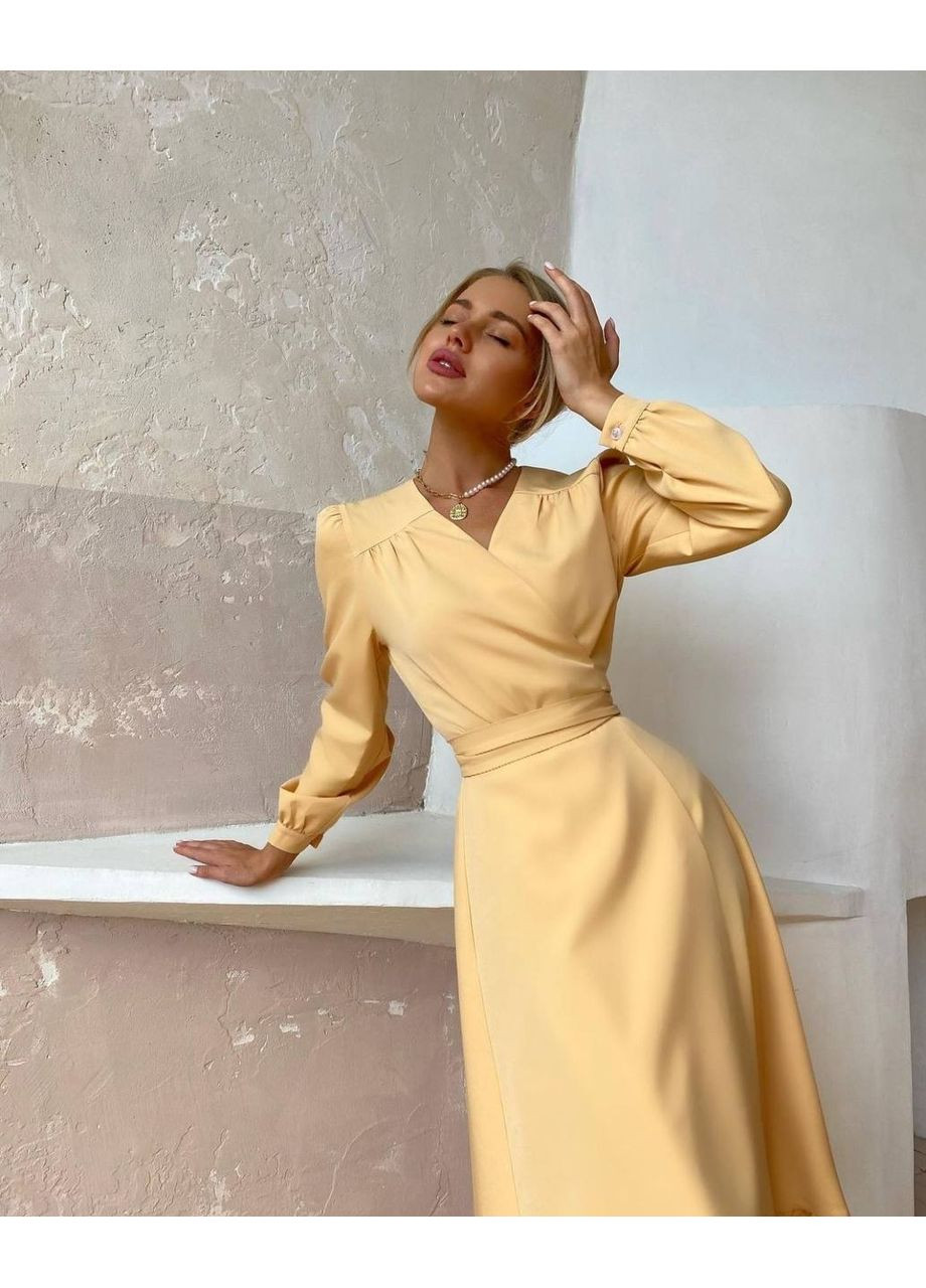 Жовтий вечірня сукня довжини міді на запах на запах MonCher