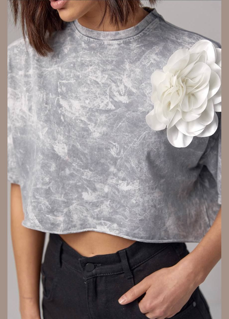 Серая летняя женская укороченная серая футболка варенка с объемным цветком стильная трендовая качественная с коротким рукавом No Brand Футболка