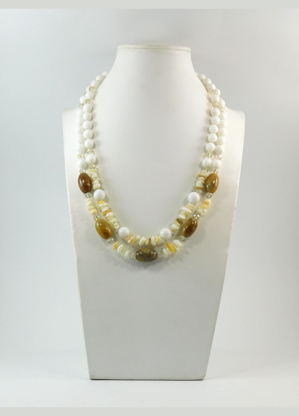 Эксклюзивные бусы "Дарья" Коралл бочка, Агат белый, Перламутр крошка, 2-ряда Fursa fashion (322316076)