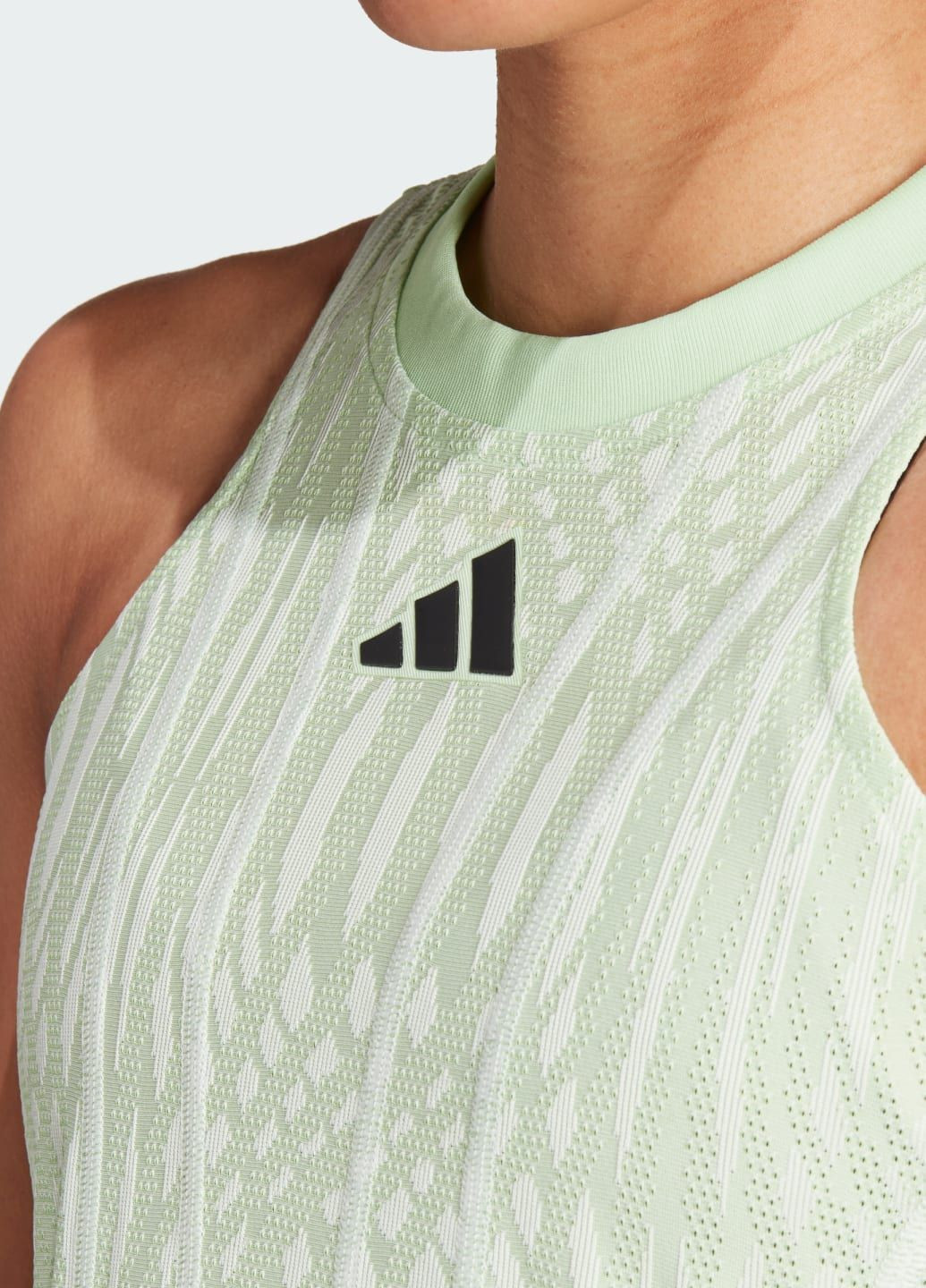 Зеленое спортивное платье tennis airchill pro adidas с логотипом