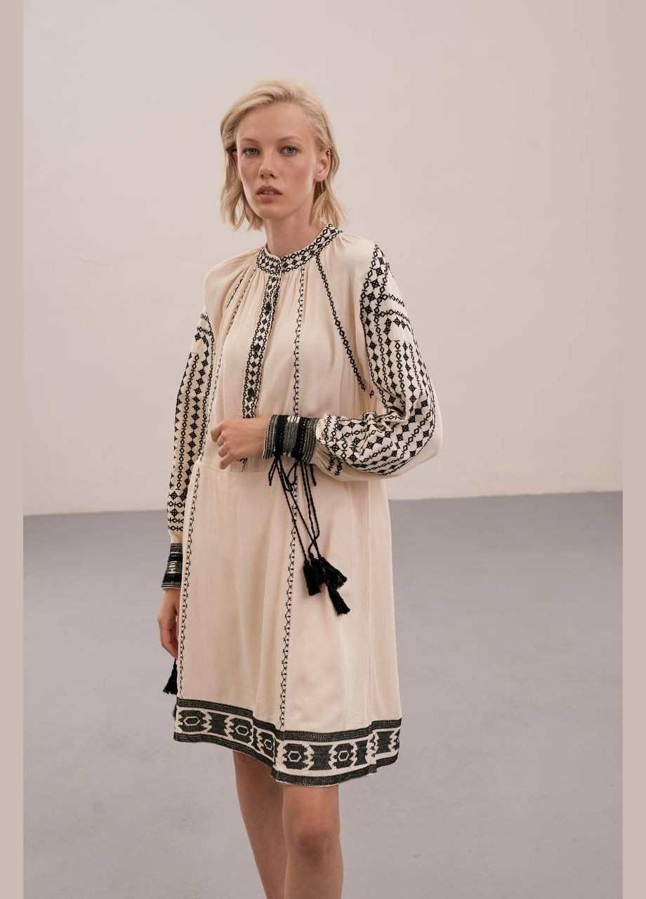 Бежевый зимний женское вышитое платье мария ESQ 1658