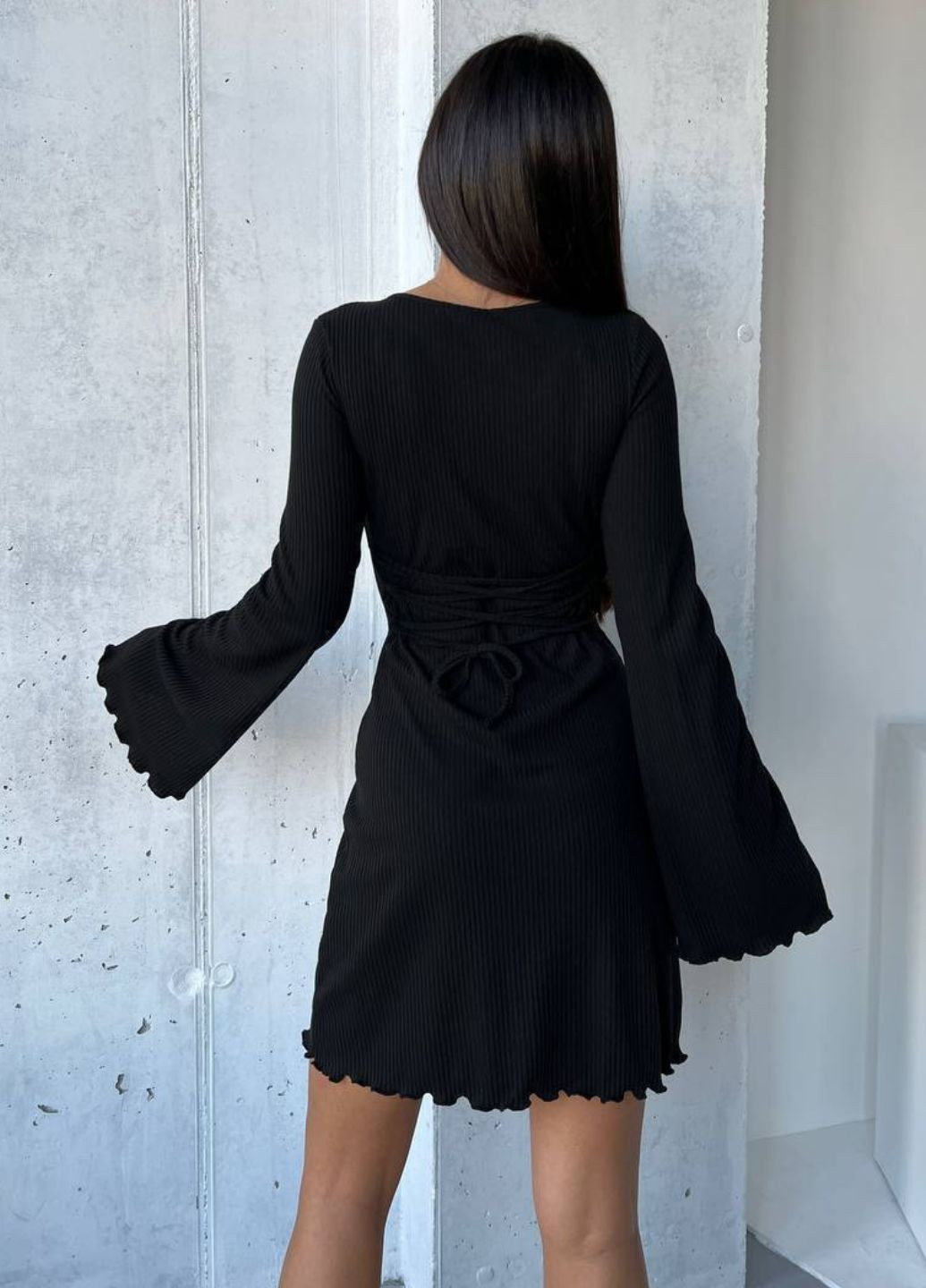 Черное повседневный платье в рубчик мини с завязками на спинке а-силуэт Tik-Tak однотонное