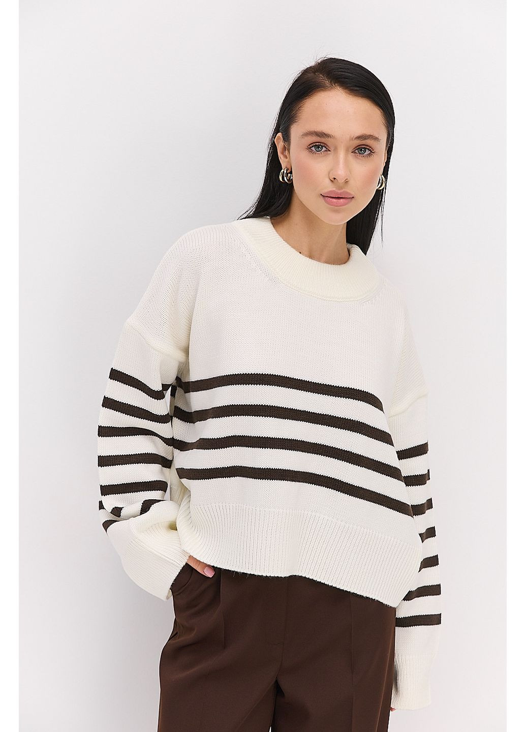 Молочный женский вязаный свитер оверсайз в полоску Arjen