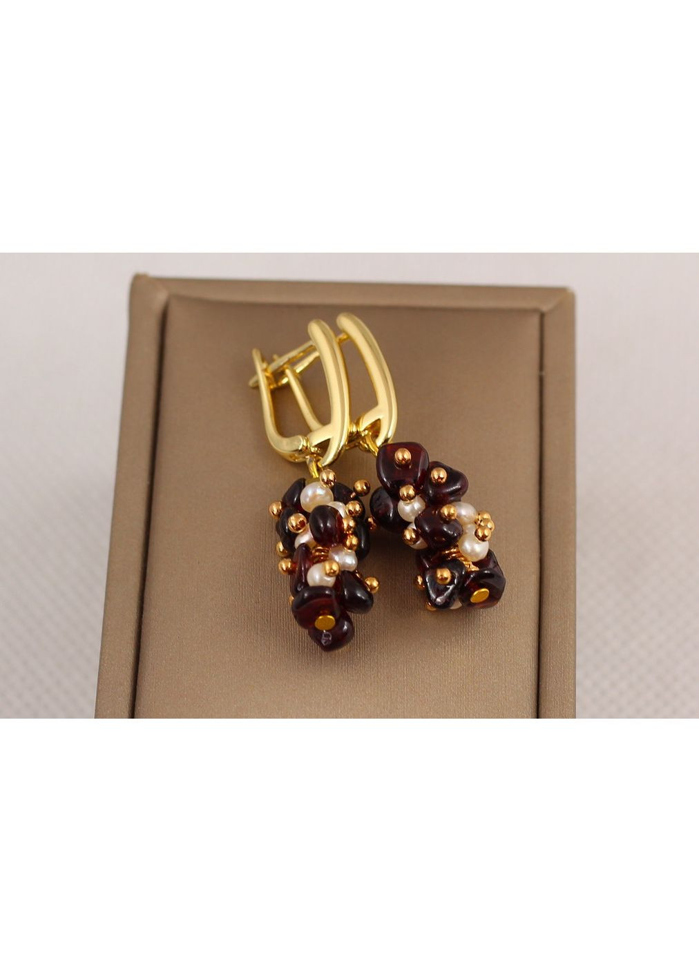 Сережки підвіски гроно з натурального граната із річковими перлинами 4 см золотисті No Brand (366963451)