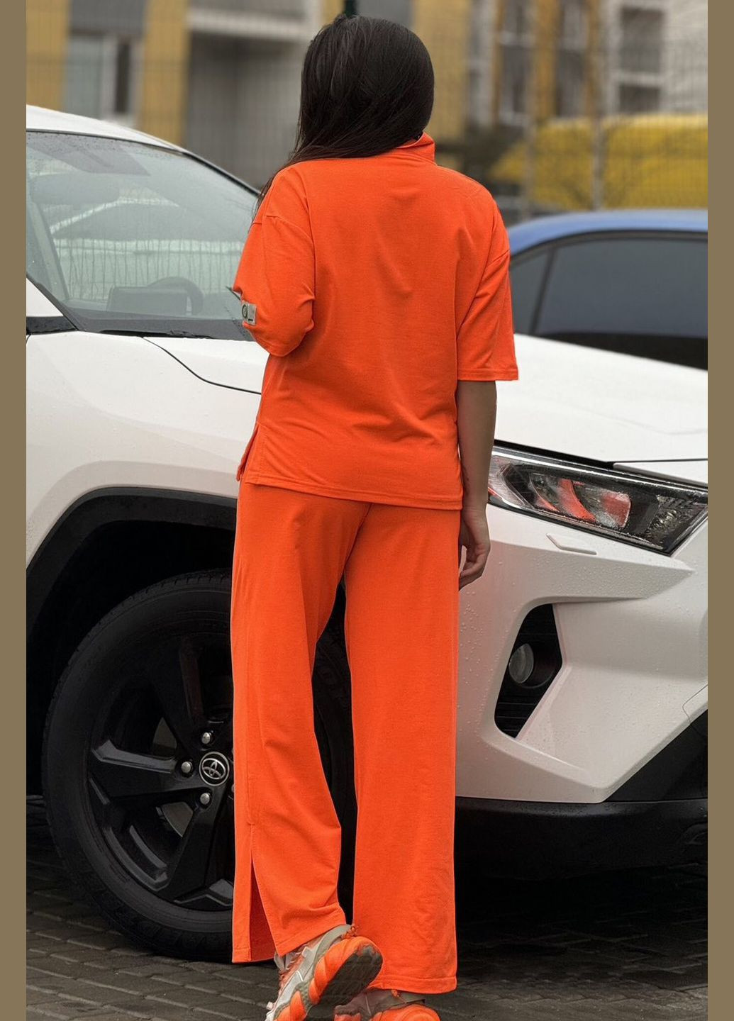 Спортивний костюм жіночий помаранчевого кольору Let's Shop (292755172)