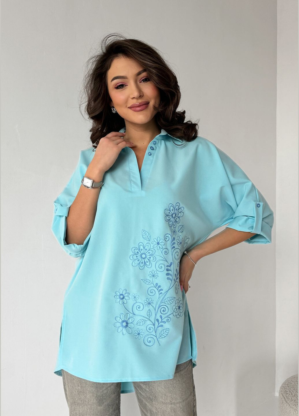 Блакитна стильна подовжена вільна сорочка-туніка з ніжною вишивкою INNOE Блуза-туніка