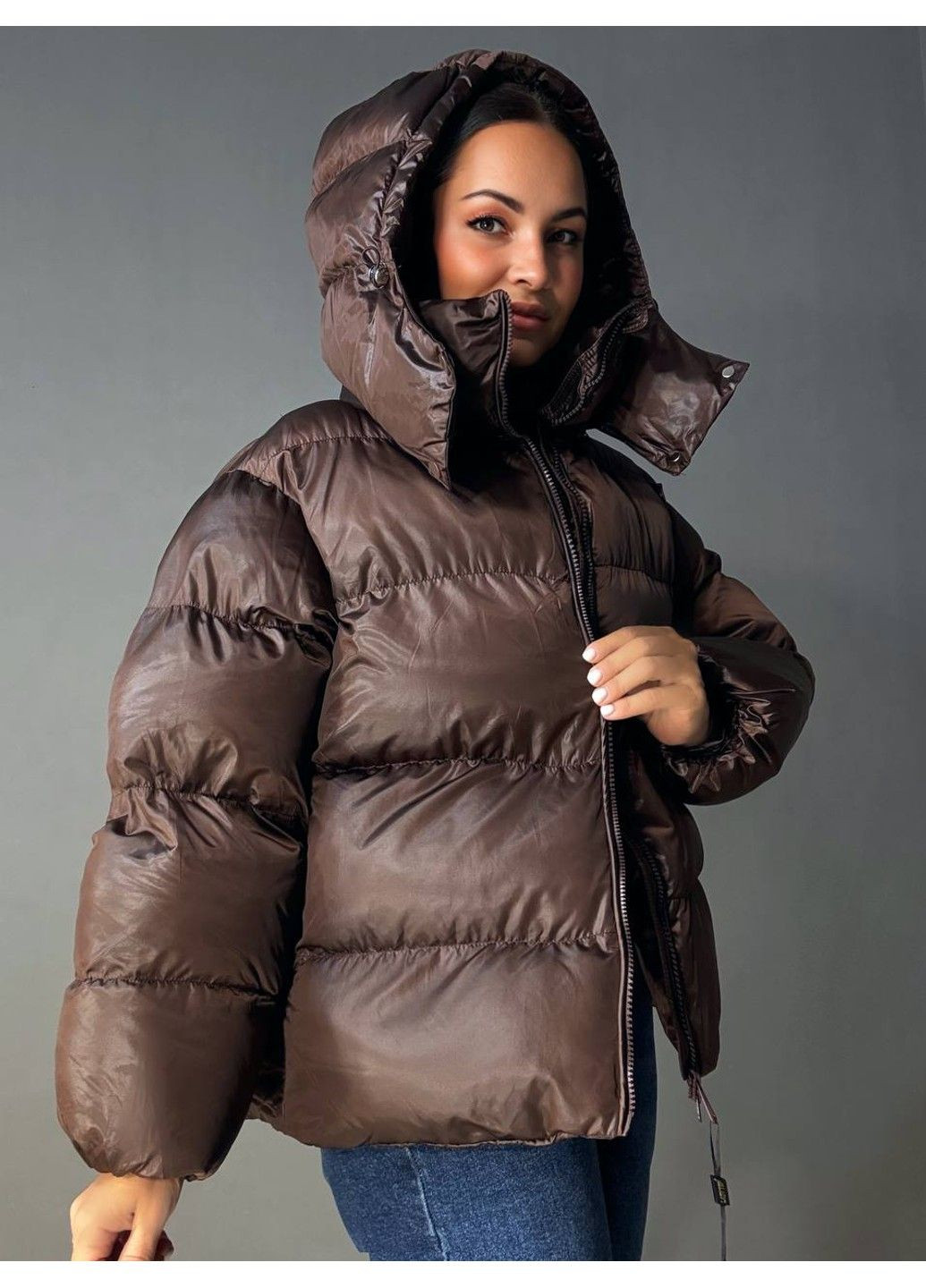 Коричневая демисезонная куртка женская 10041 глянцевая пуффер оверсайз с капюшоном коричневая Lady yep