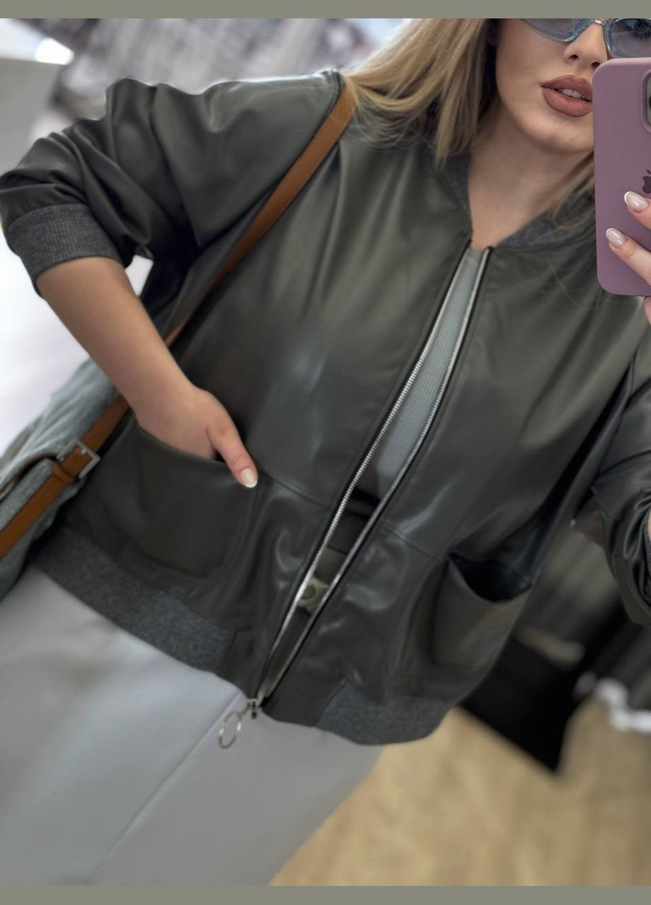 Серая женская куртка бомбер из эко кожи цвет серый р.58/62 452772 New Trend