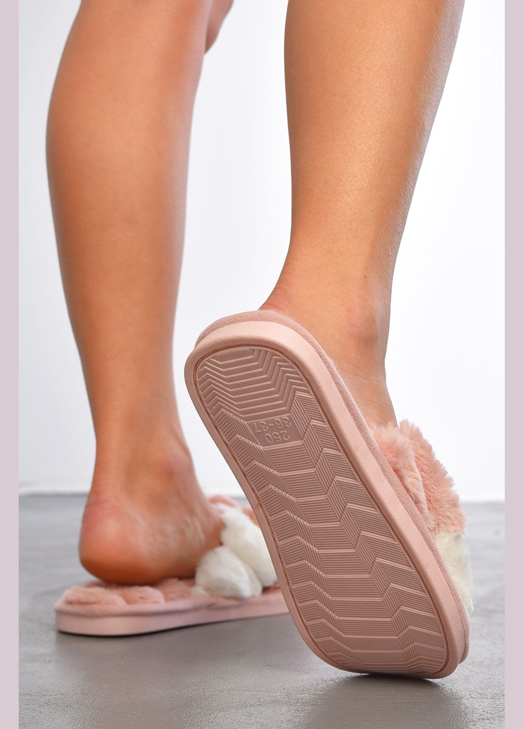 Капці домашні жіночі хутряні рожевого кольору Let's Shop (302209720)