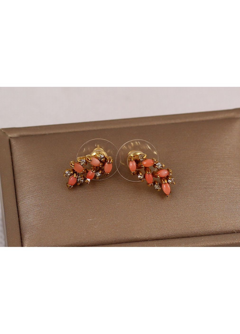 Сережки гвоздики Стежка корал 1,5 см золотисті No Brand (368709450)