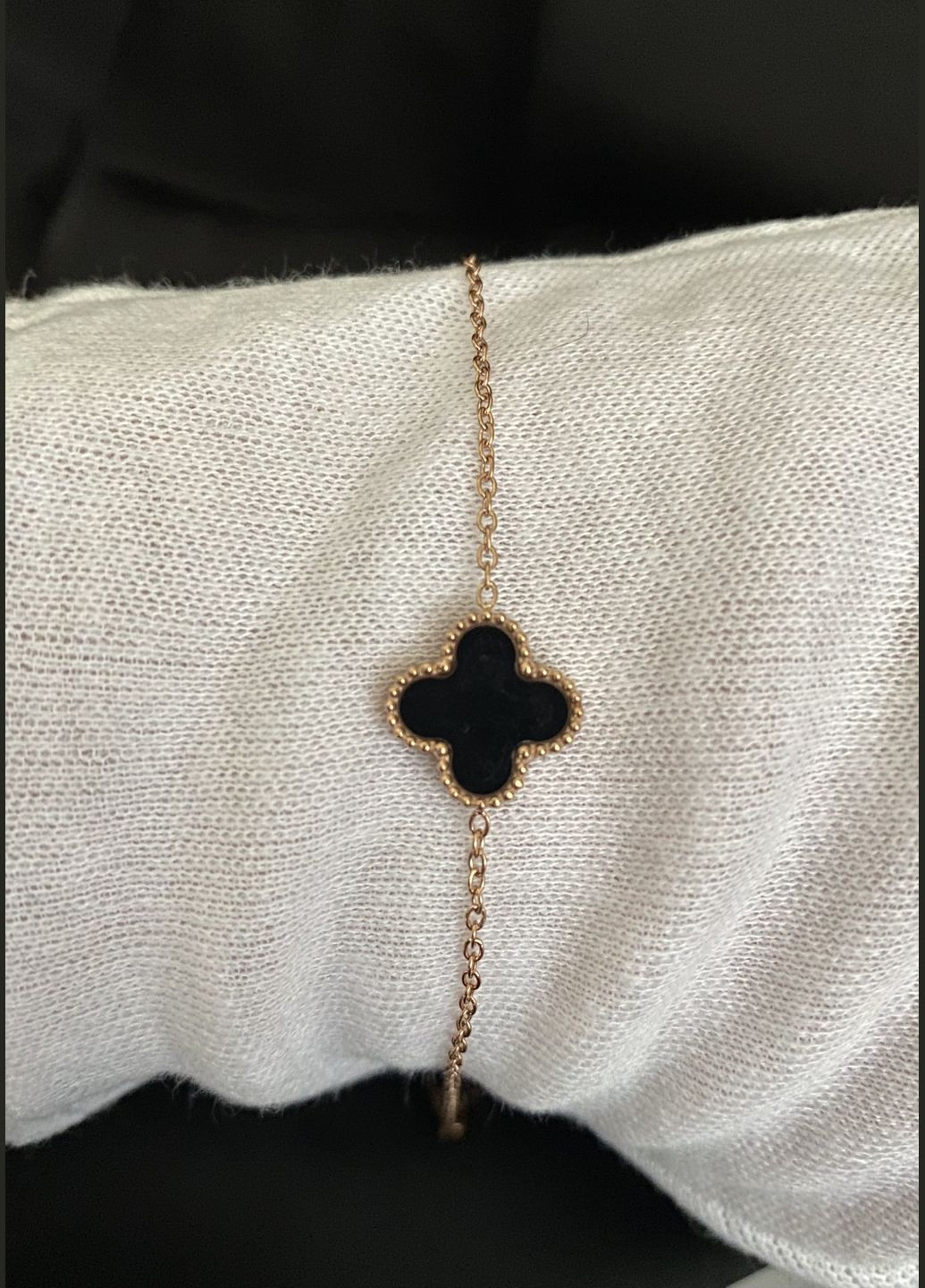 Браслет Конюшина двосторонній золотого кольору замок карабін 32611 No Brand (335817592)