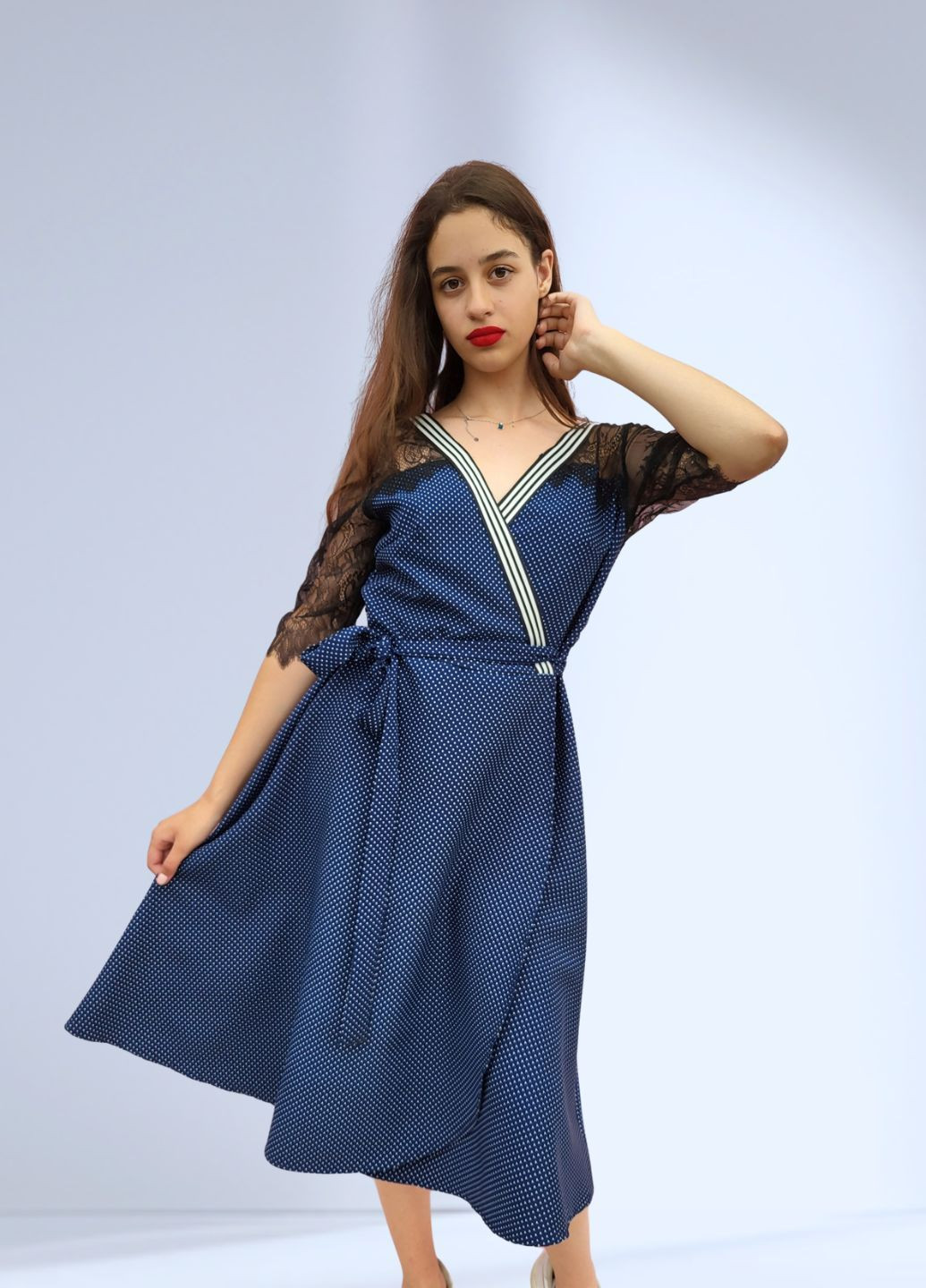 Синее праздничный женское платье с кружевными рукавами на запах в мелкий горошек на запах G&N в горошек