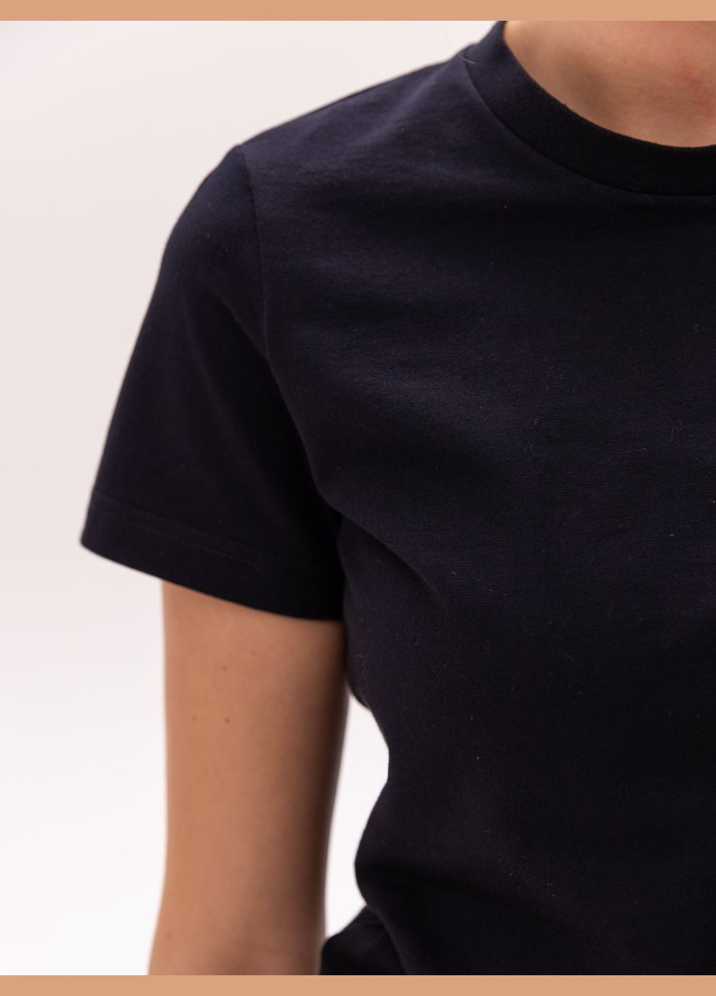 Чорна всесезон футболка базова жіноча з коротким рукавом Роза