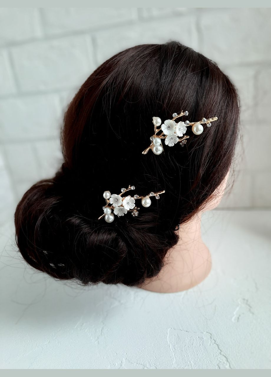 Набор из двух свадебных шпилек в прическу с белыми мелкими цветами в серебристом цвете. No Brand (331177219)