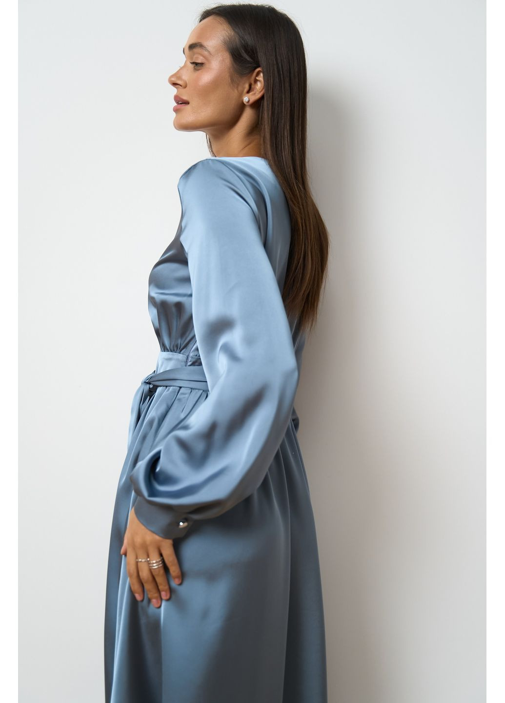 Серое платье меди серого цвета No Brand