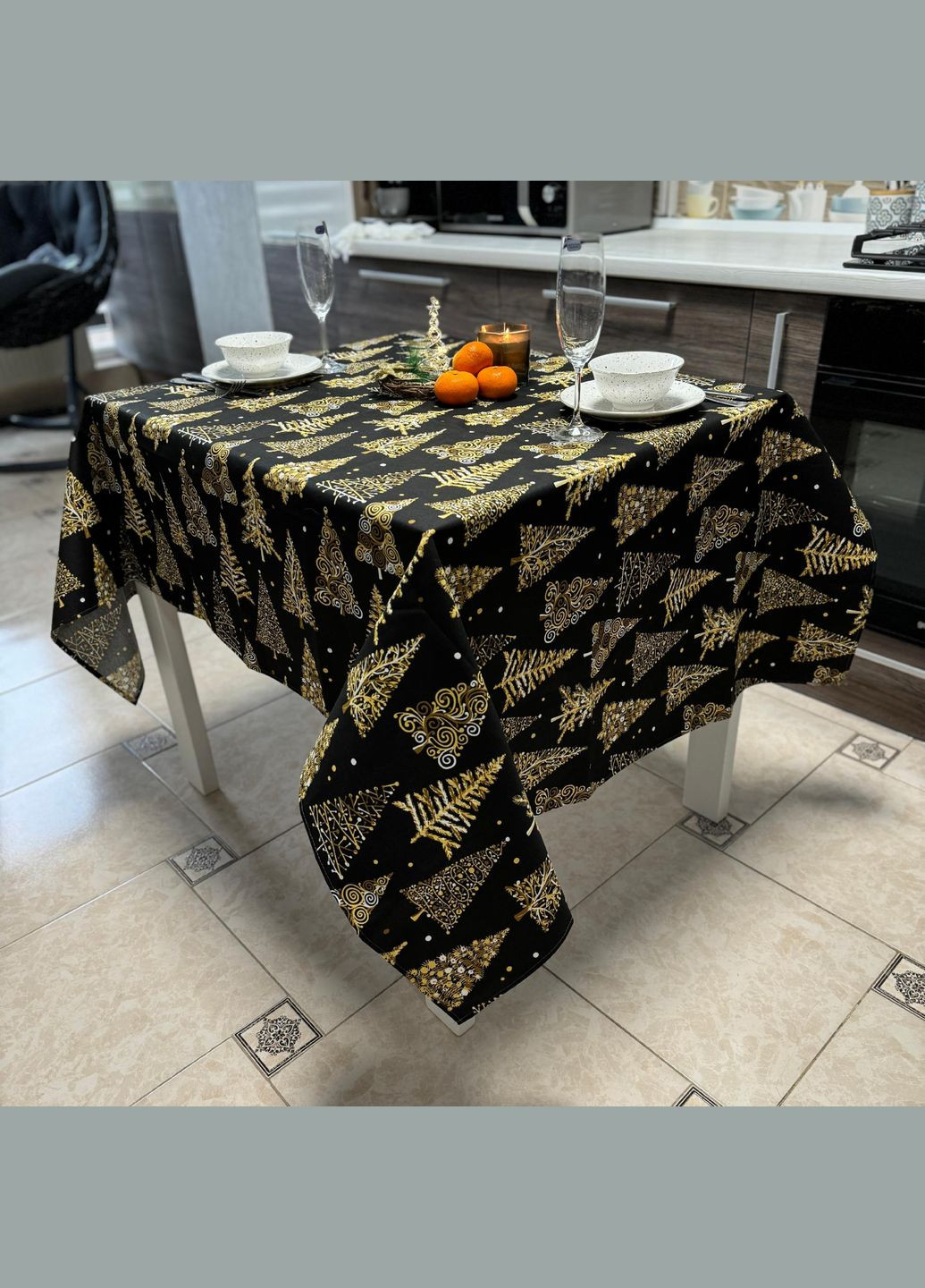 Скатертина Новорічна Ялинки з Тефлоновим покриттям бавовняна Вологовідштовхувальна 110х140 см Чорна No Brand (304984791)
