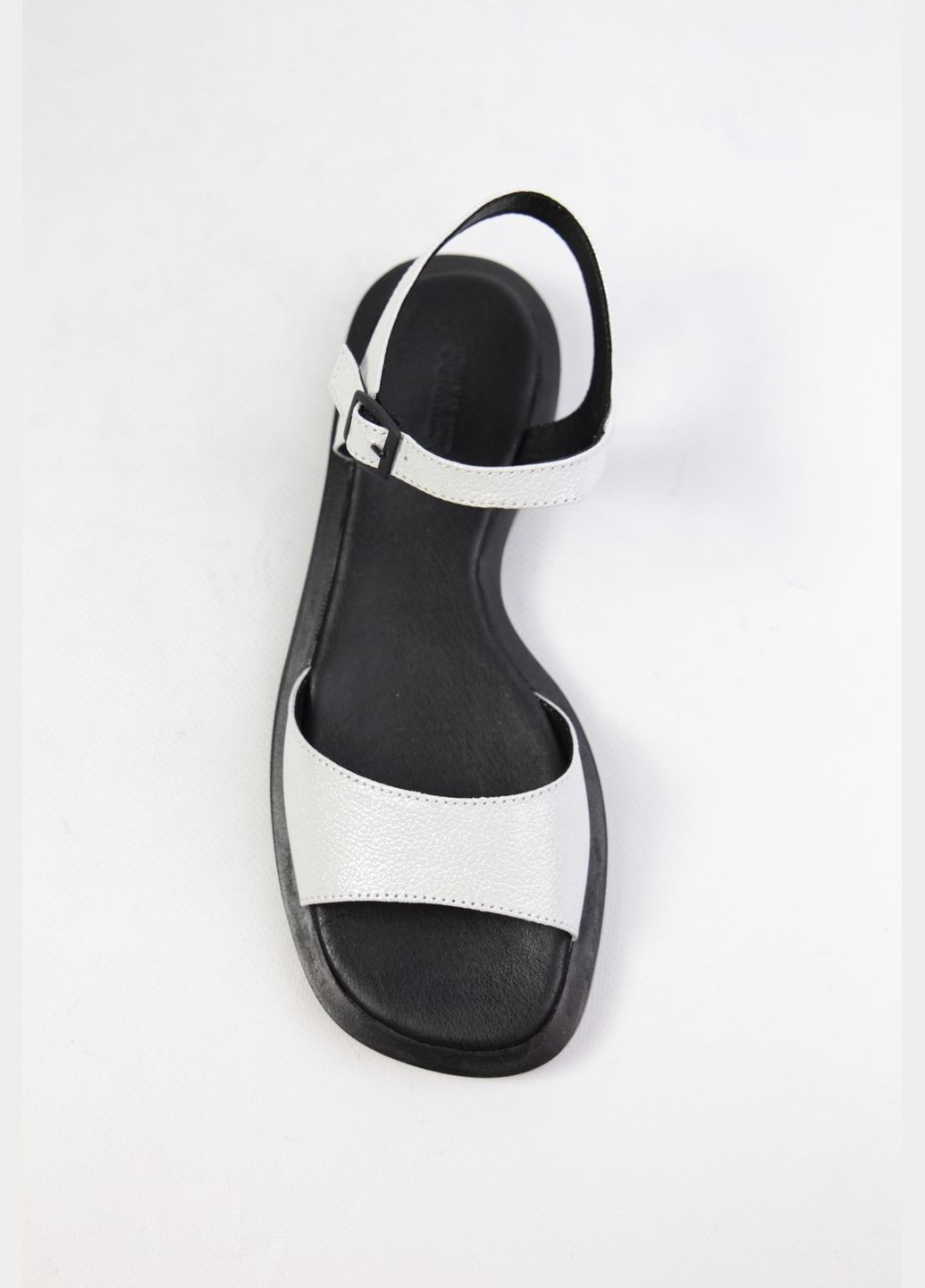 Белые босоножки Benito без застежки