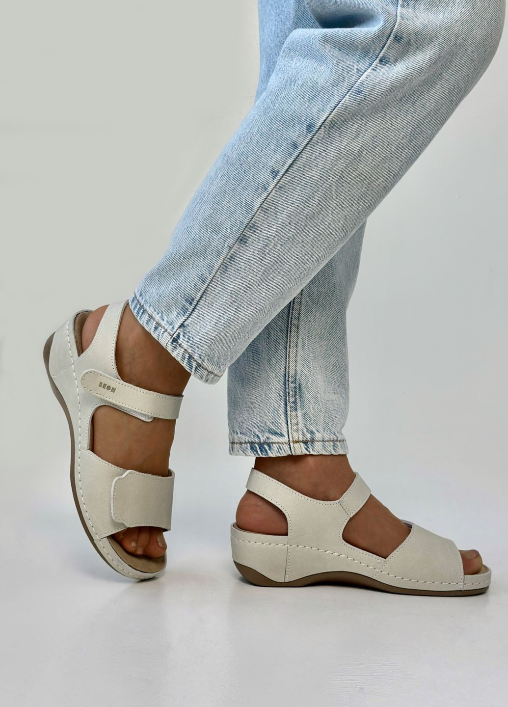 Молочные босоножки женские ортопедические из натуральной кожи. Leon на липучке