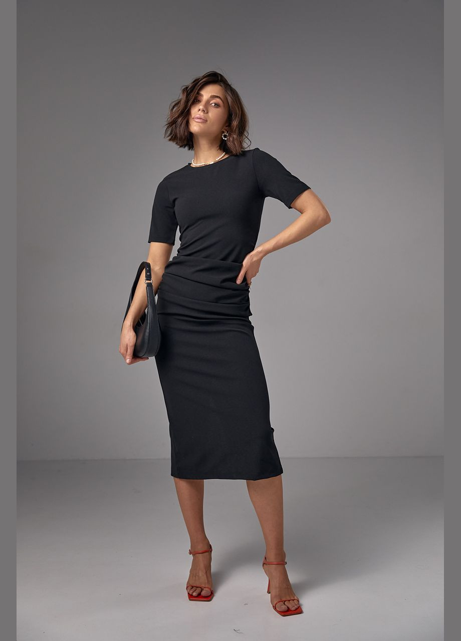 Черное деловое силуэтное платье миди с драпировкой 2695 Lurex однотонное