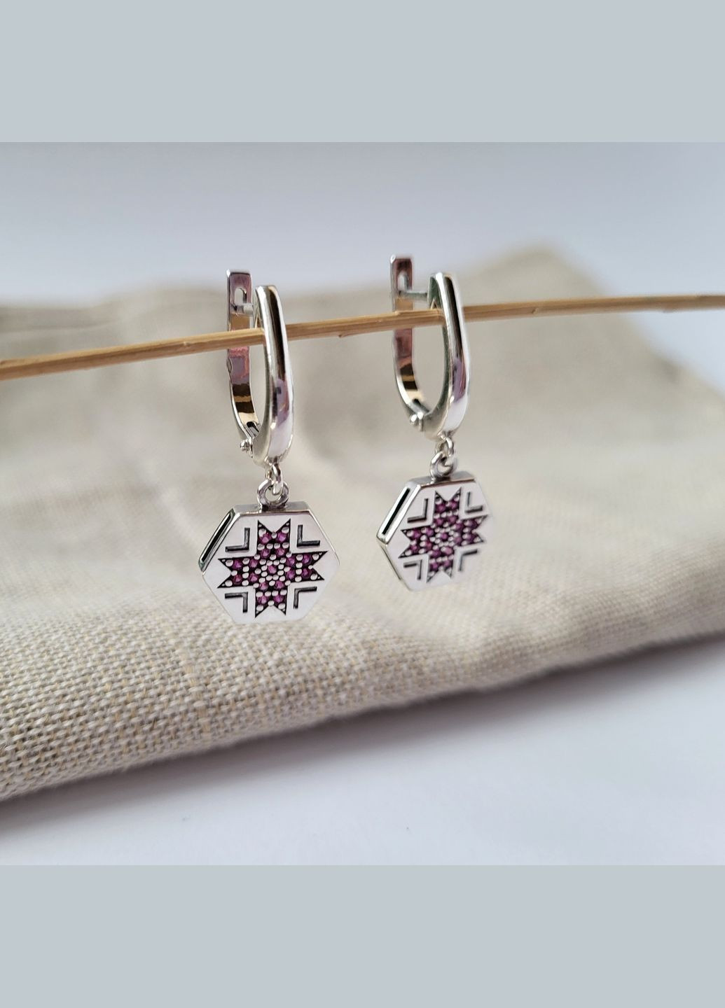 Серебряные серёжки серьги Вышиванка с Малиновыми камнями черненное серебро 925 пробы 82152рб 5.28г No Brand (306741678)