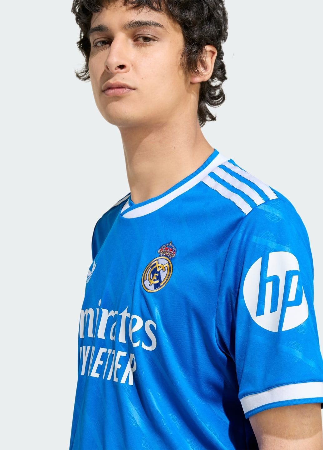 Синий демисезонный спортивный лонгслив adidas с логотипом