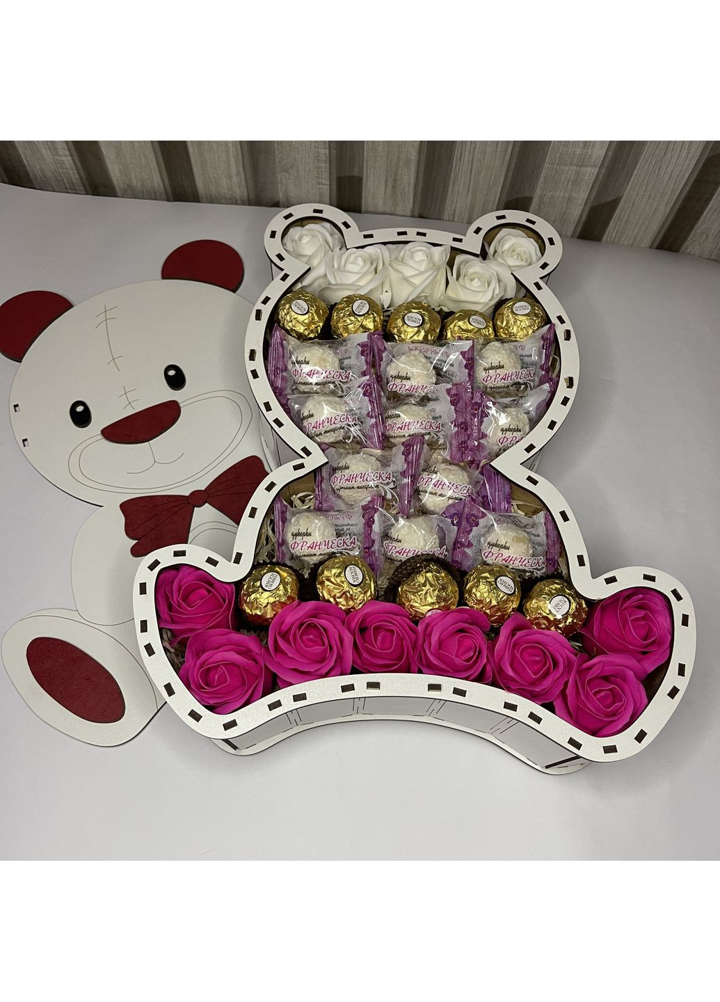 Подарунковий бокс в дерев'яній коробці у формі медведя з мильними трояндами та цукерками Ferrero Rocher No Brand (354820437)