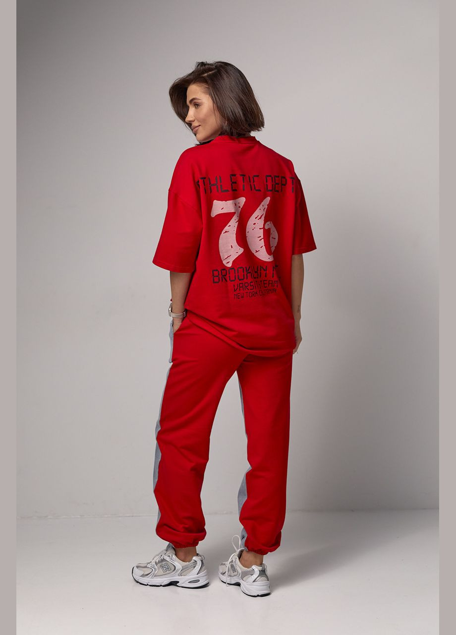 Женский костюм-двойка с футболкой и джоггерами - красный Lurex (282958218)