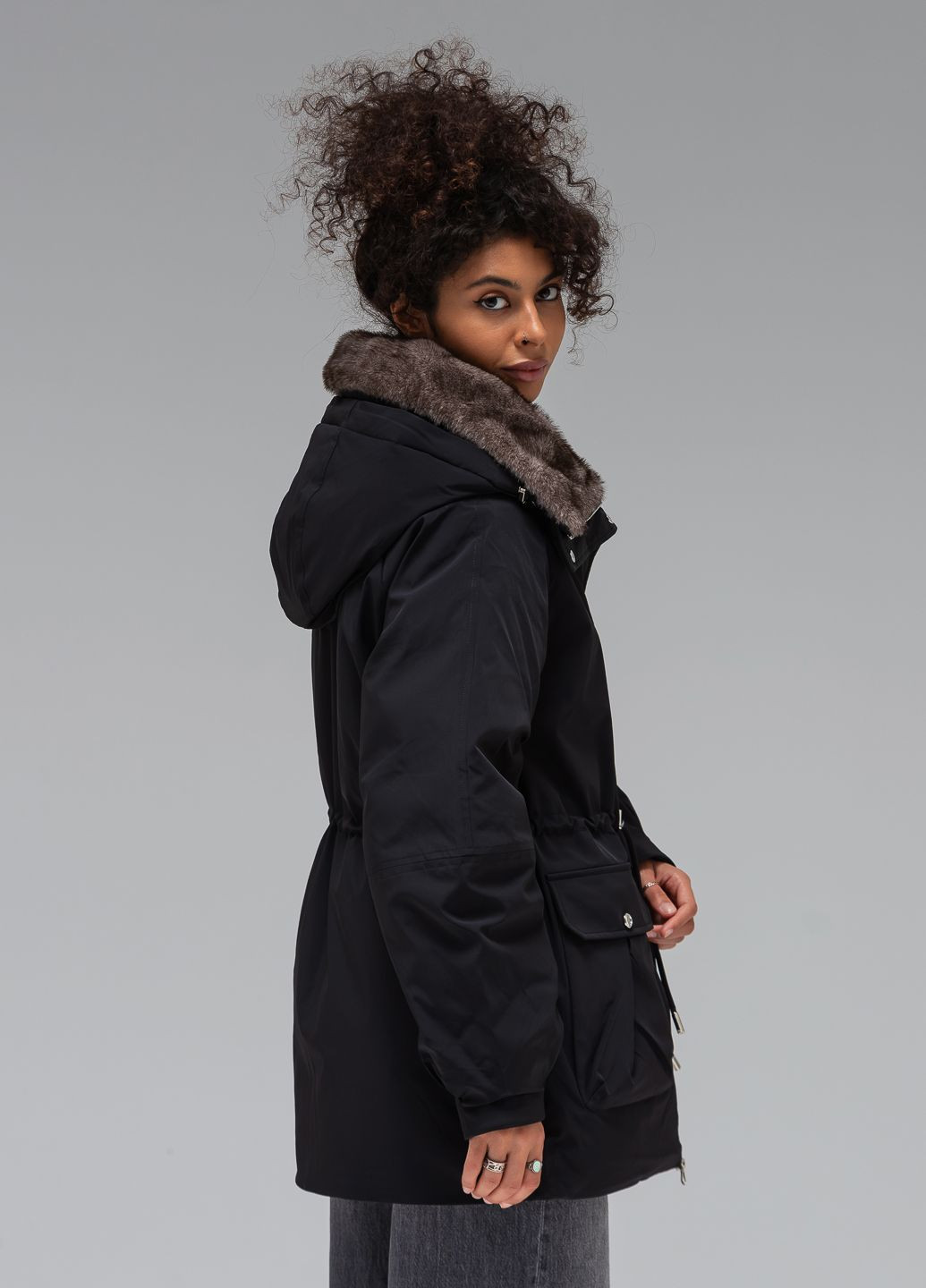 Черная зимняя куртка с капюшоном модель Viva 5218