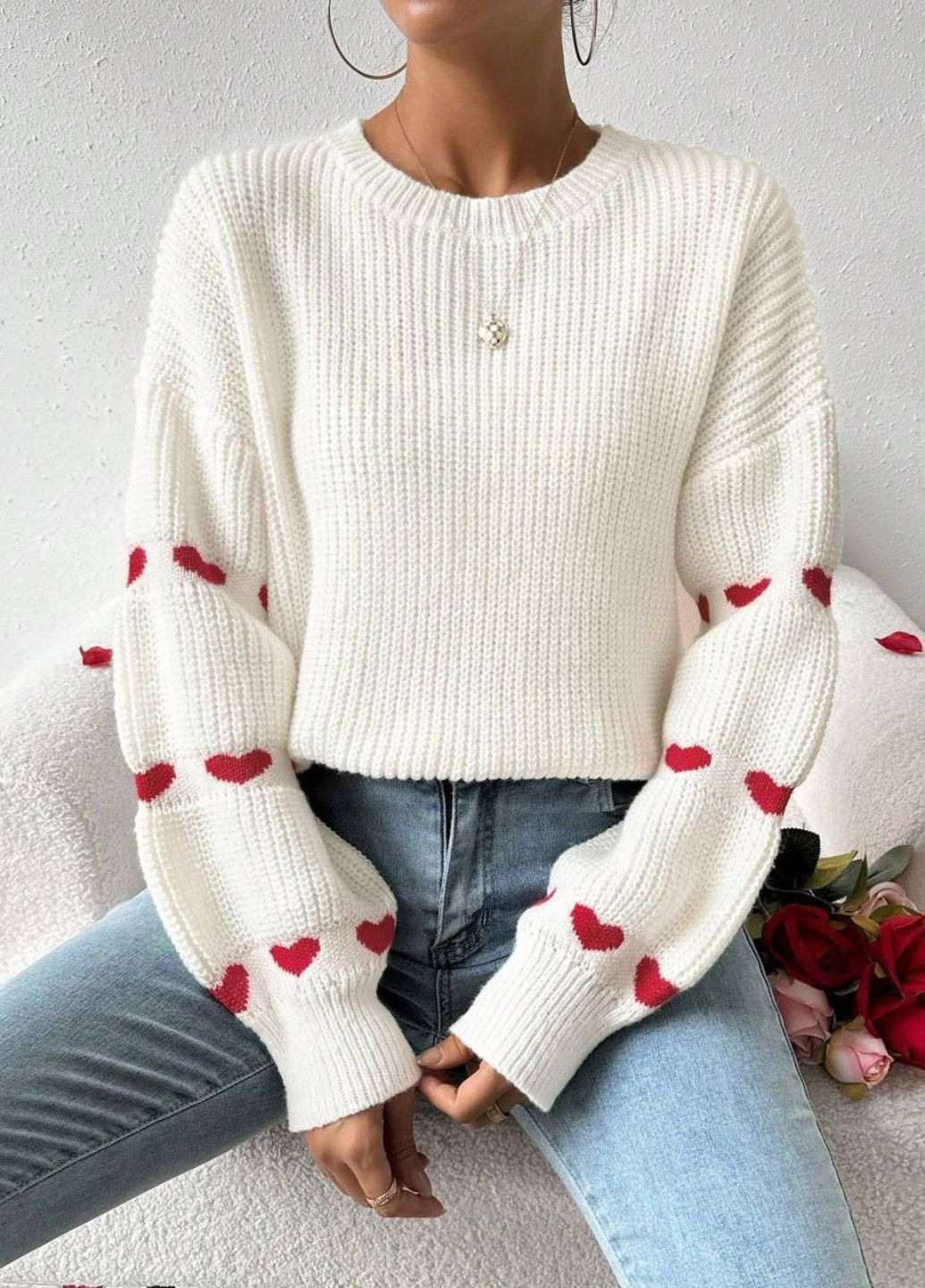 Молочний демісезонний повсякденний оверсайз светр з сердечками на рукавах Allthings