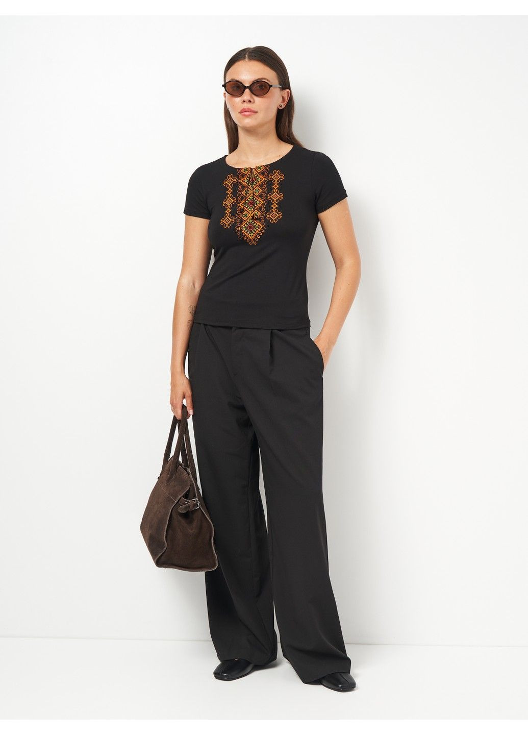 Чёрная женская вышитая футболка альтернатива черная Lesia (342117993)