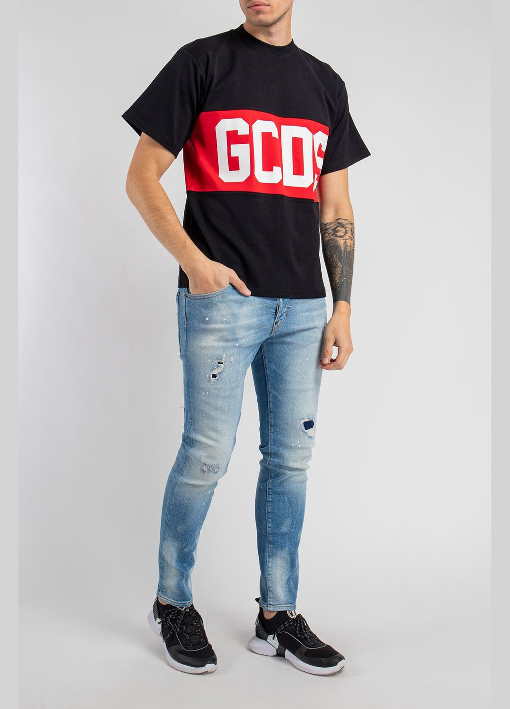Черная черная футболка с принтом gcds