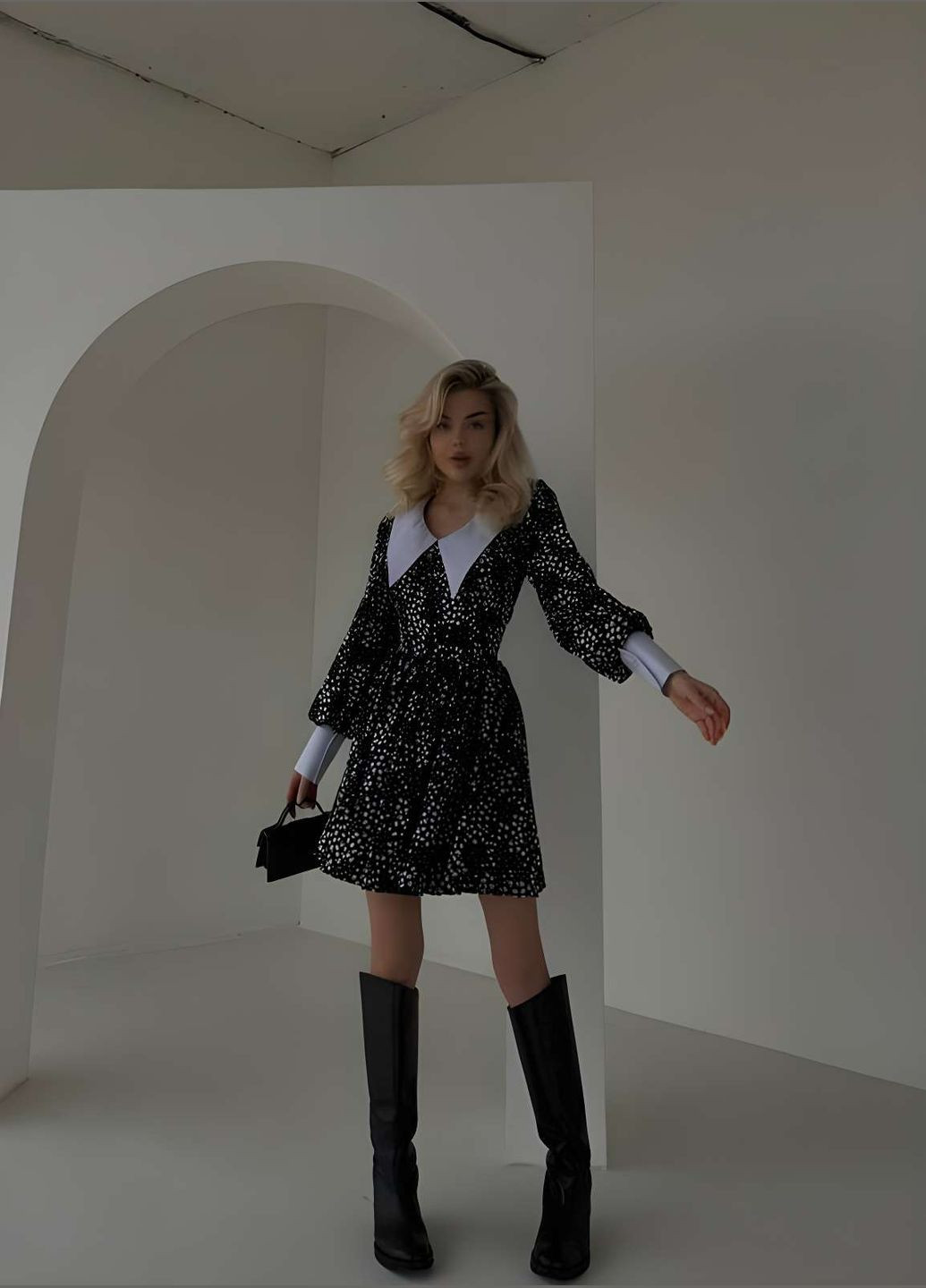 Черное женское розовое короткое платье с белым воротничком и манжетами и юбкой колокольчиком... Україна