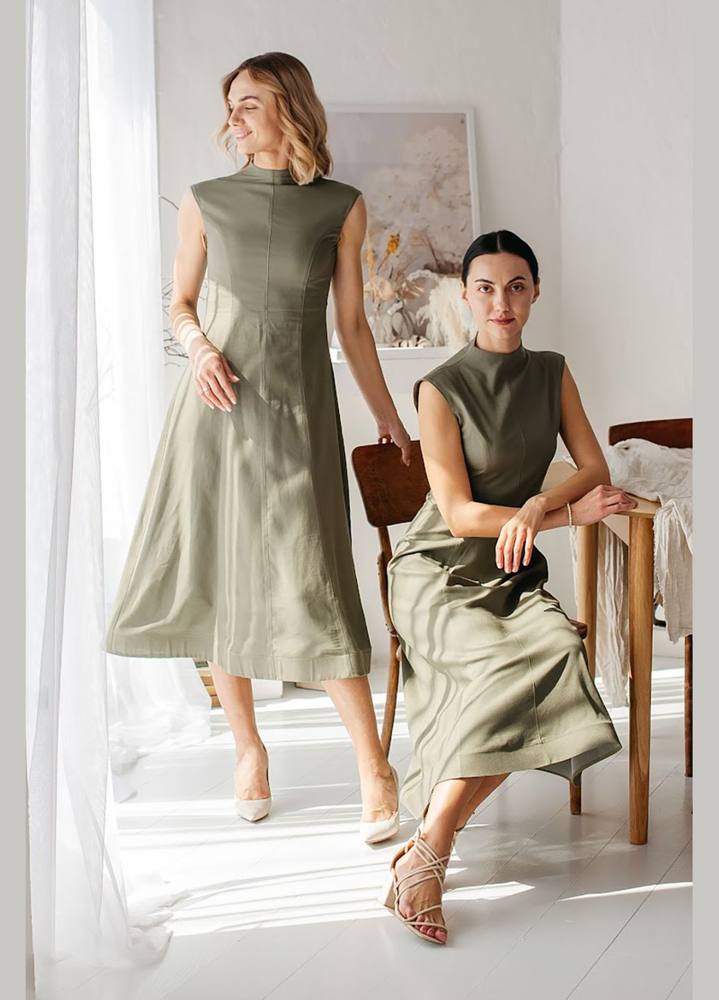 Оливкова (хакі) сукня з льону з високим коміром і приталеним кроєм olive Lana Bryk однотонна