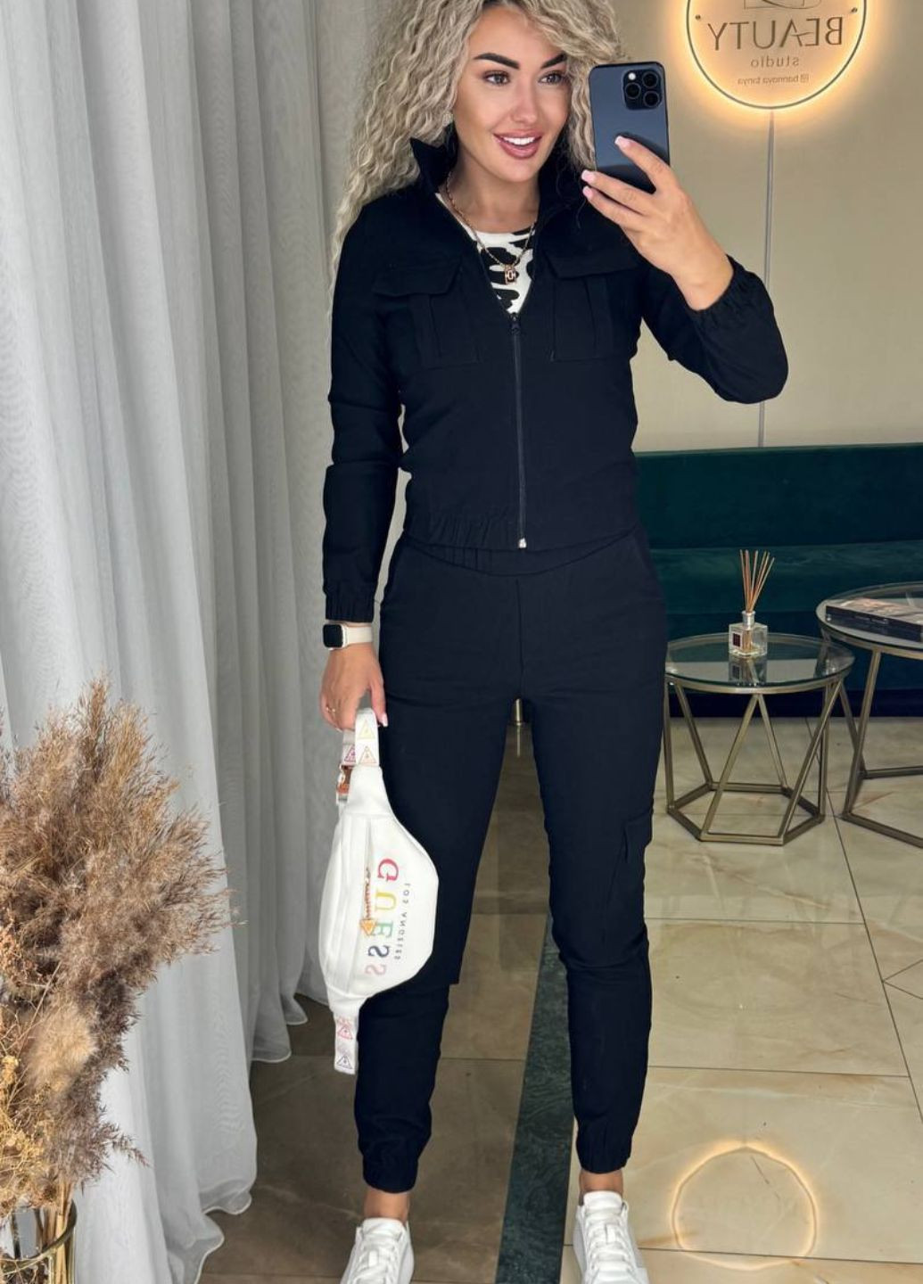 Женский костюм из джинс-бенгалина с манжетами, накладными карманами и воротником-стойкой Allthings (322644492)