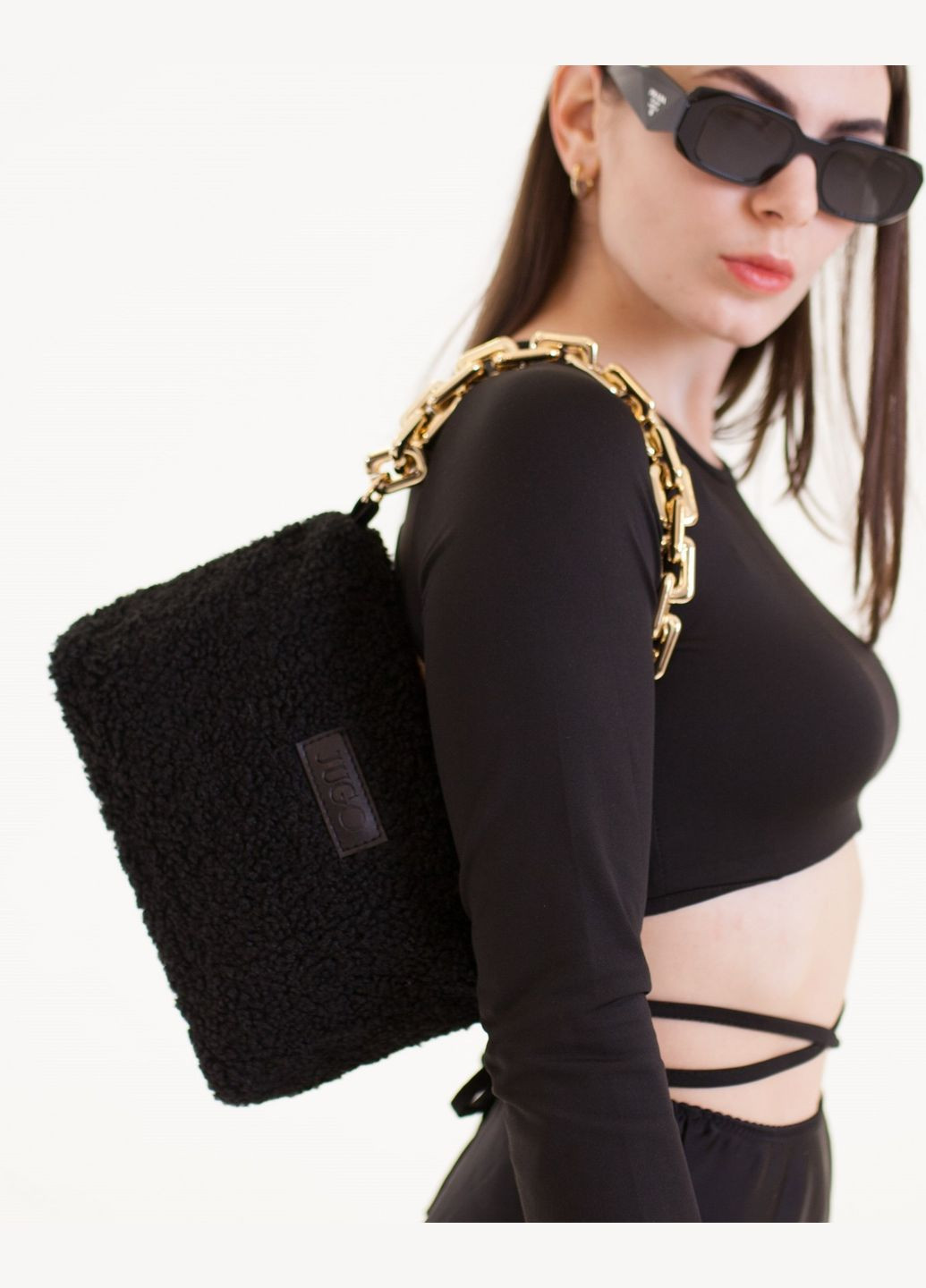 Жіноча хутряна сумочка клатч через плече з золотистим лянцюгом mini чорна JUGO rami mini1 (288577273)
