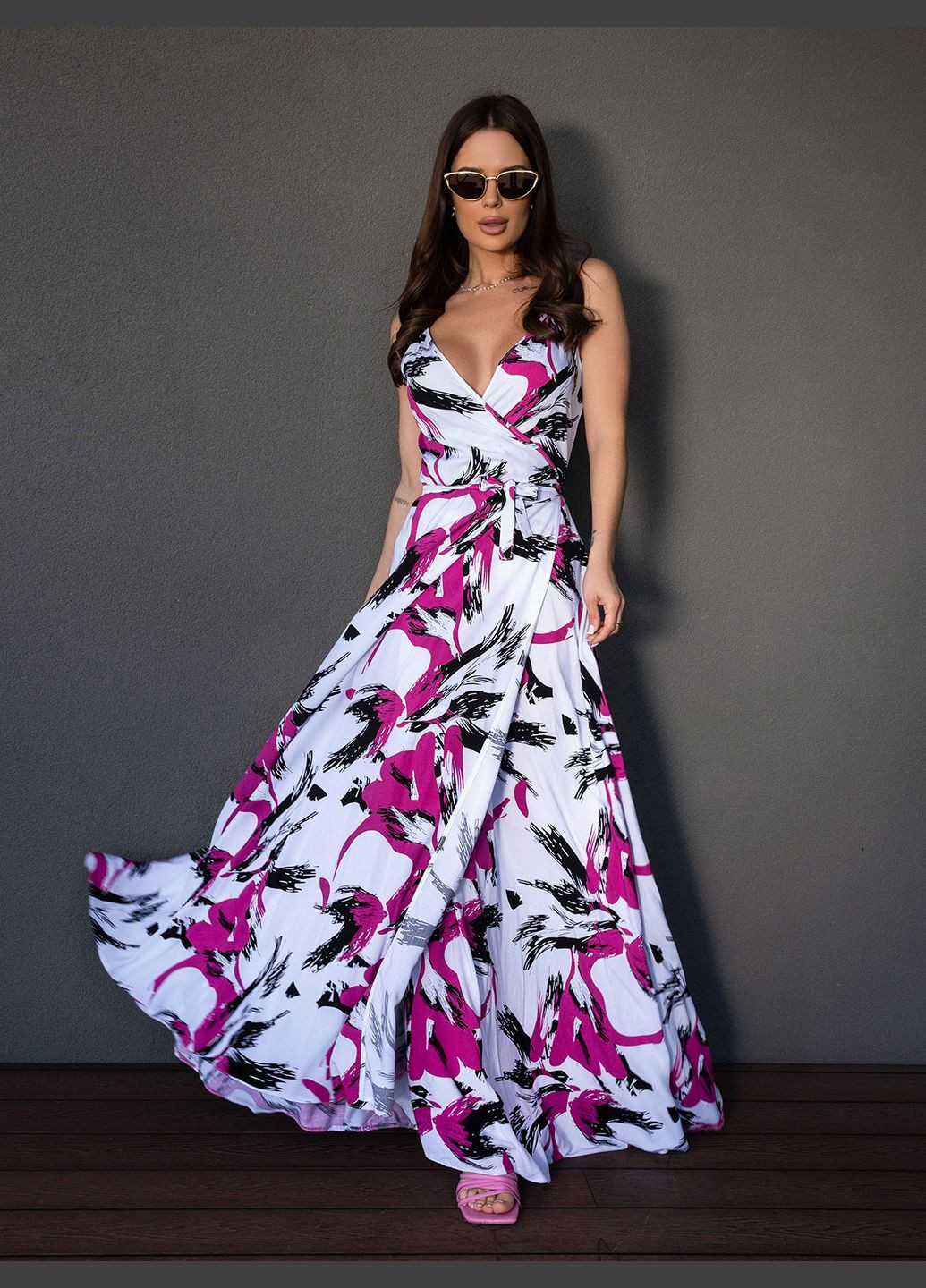 Белое повседневный платья на запах ISSA PLUS с абстрактным узором