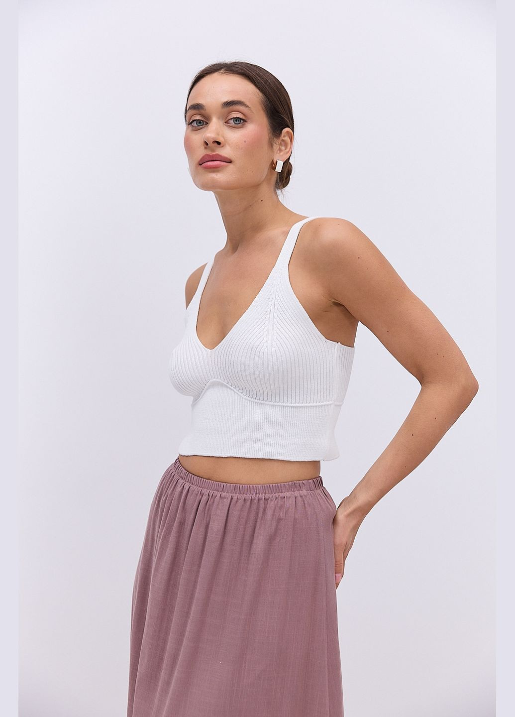 Короткий вязаный темно-коричневый топ со швом под грудью Arjen — 335213005