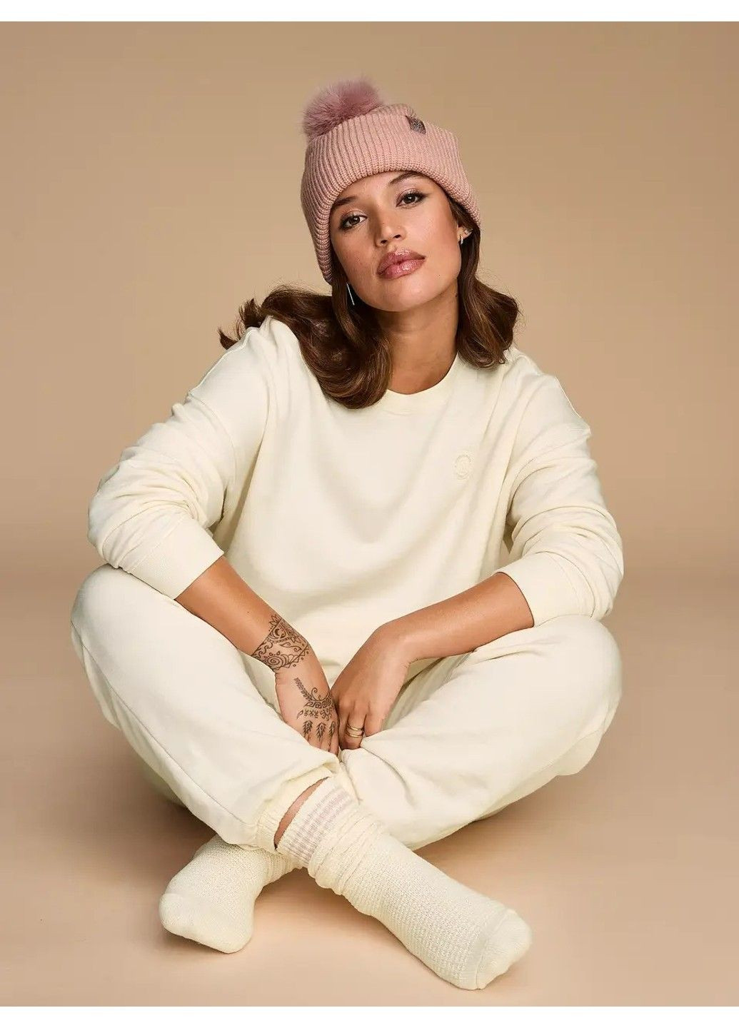 Подарочный набор 3-Piece Makeup Bag Black + шапка с камешками Bling Patch Pom Beanie Victoria's Secret (328267448)