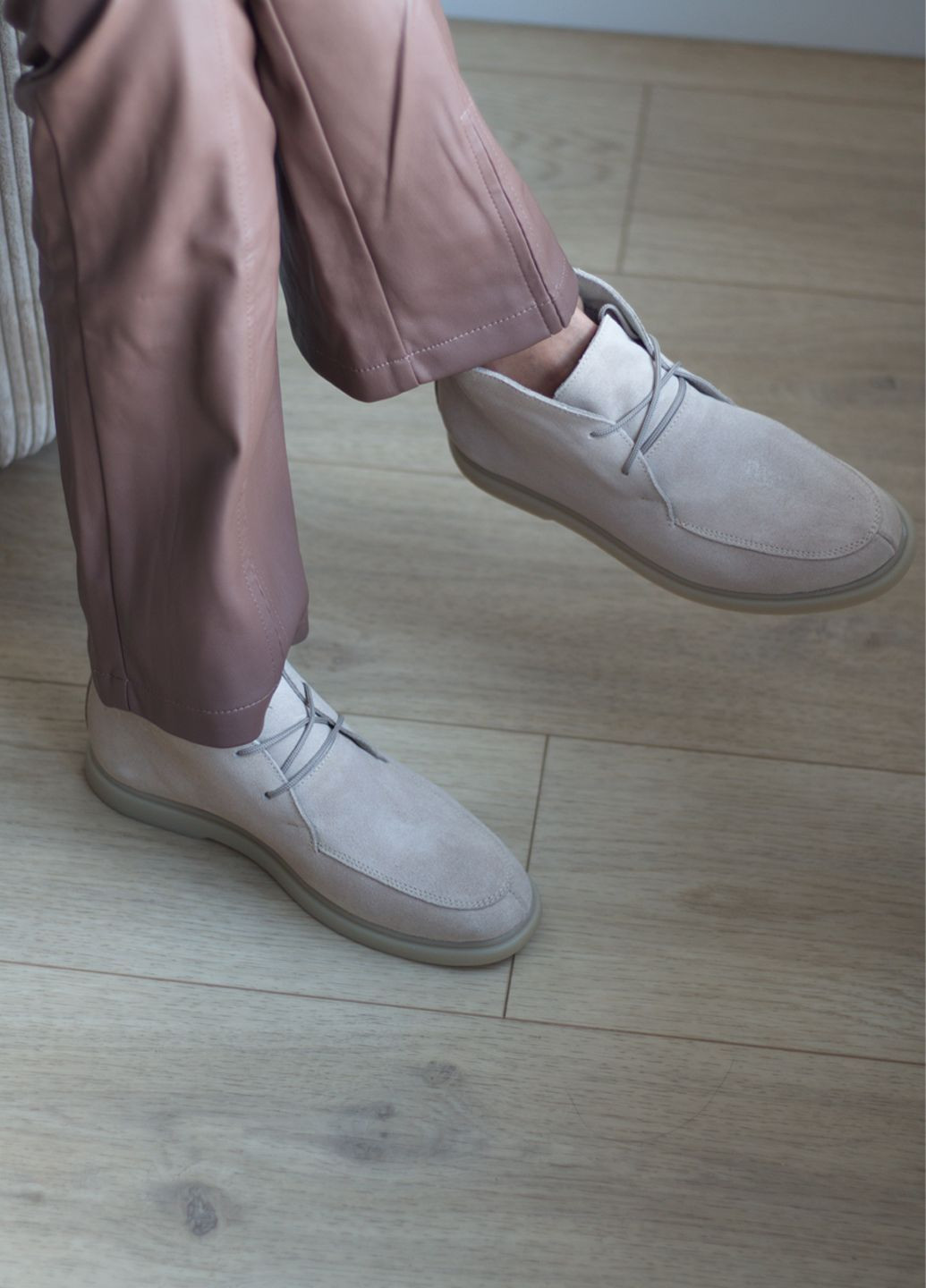 Осенние женские осенние лоферы на шнурках из натуральной замши. No Brand без декора из натуральной замши