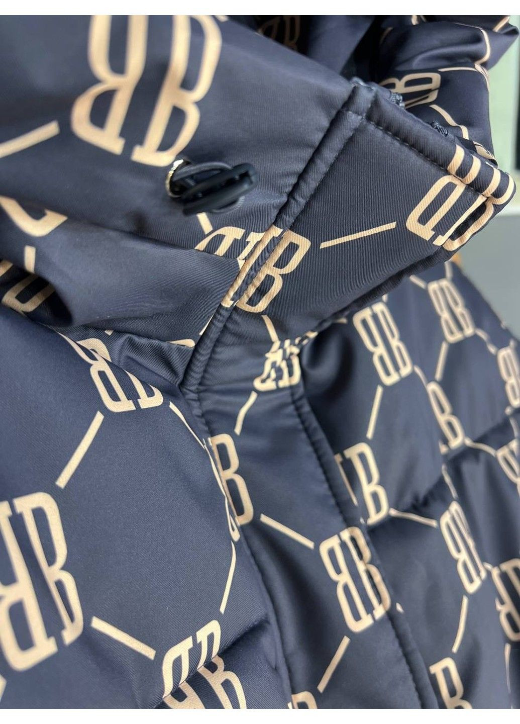 Графитовая демисезонная куртка женская оверсайз демисезонная 192 с капюшоном узор буквы bb графит HAIZIYUAN