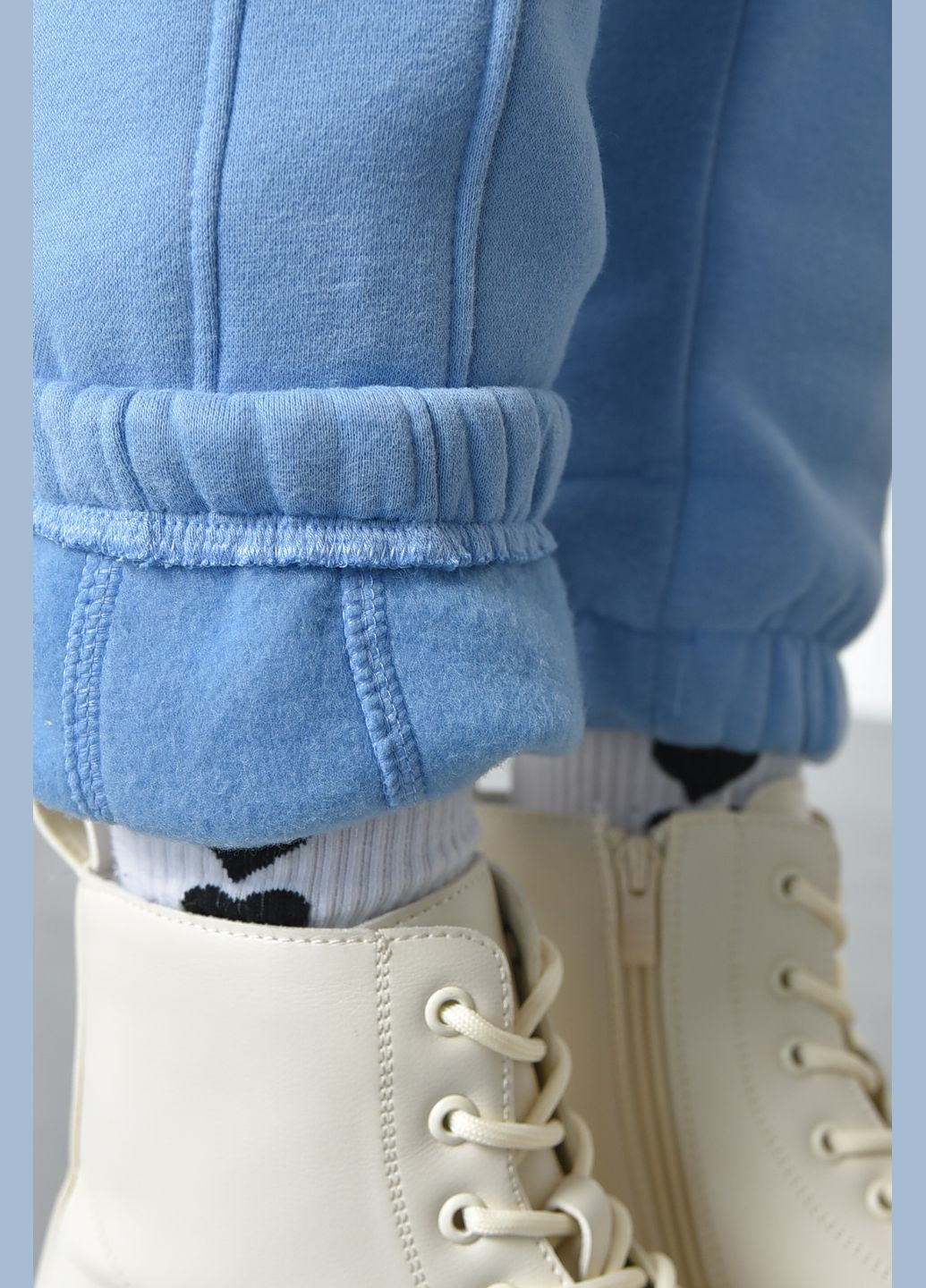Спортивні штани жіночі на флісі блакитного кольору Let's Shop (285779384)