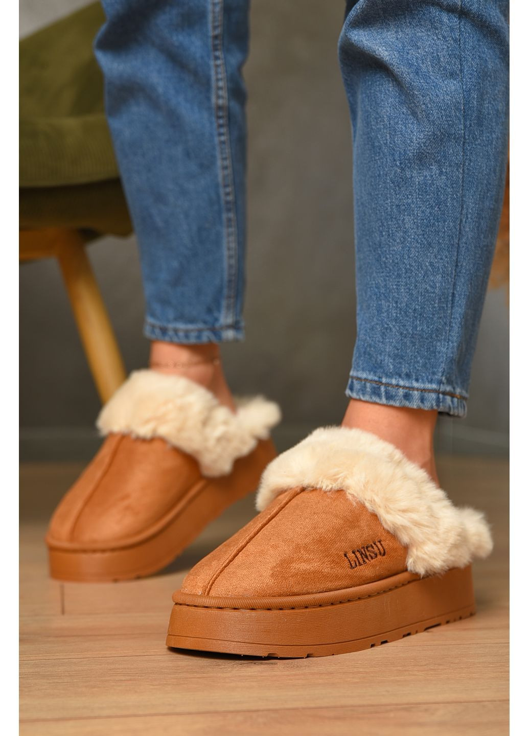 Домашні капці жіночі на хутрі коричневого кольору Let's Shop (362082672)