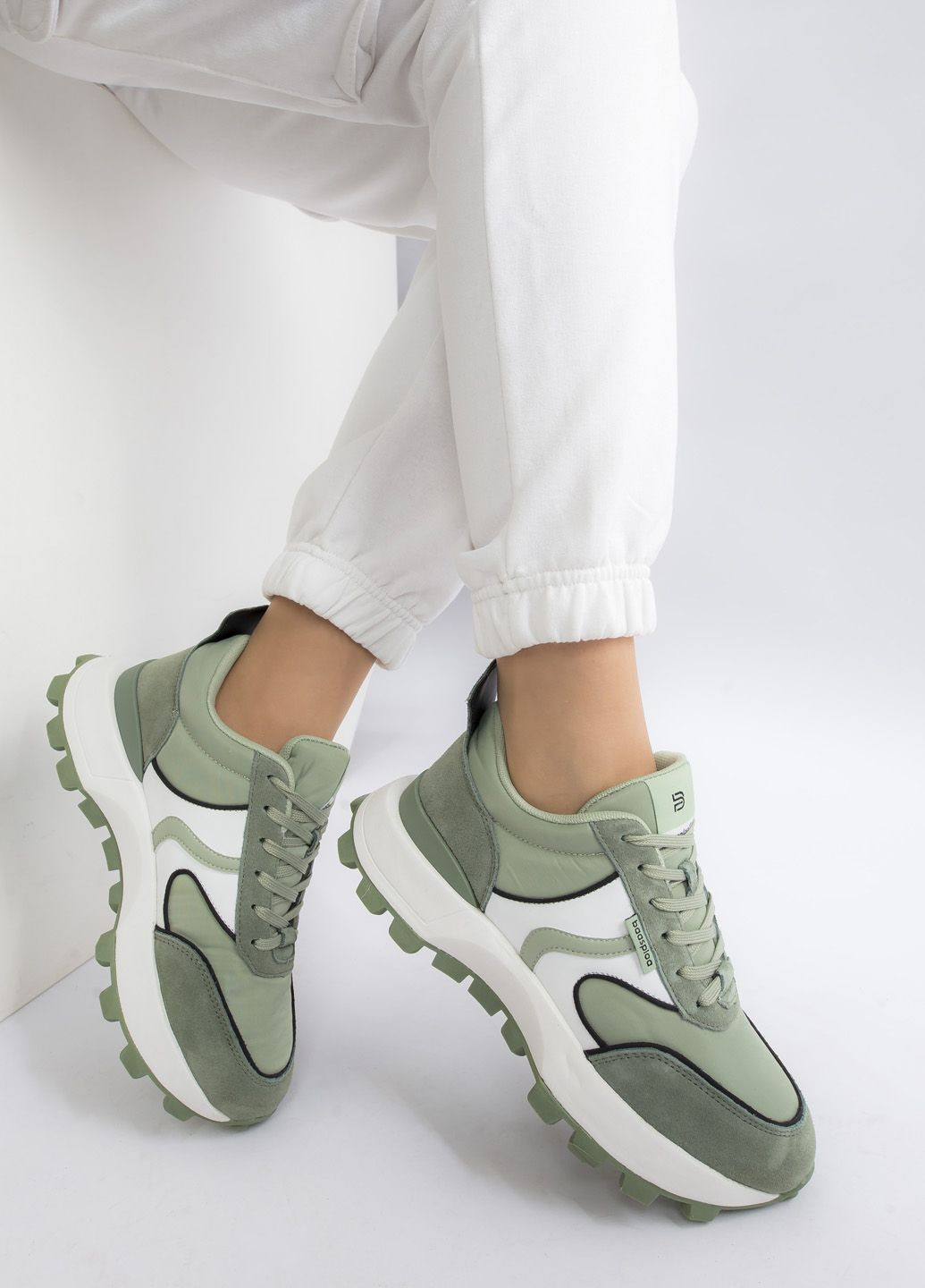Зелені всесезонні кросівки жіночі Fashion